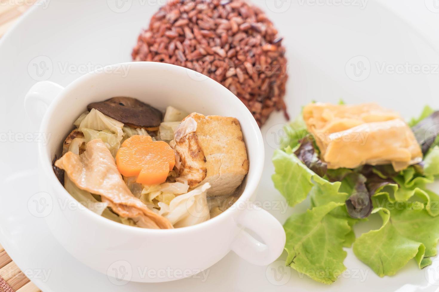 zuppa di cavolo ripiena con riso ai frutti di bosco e tofu foto