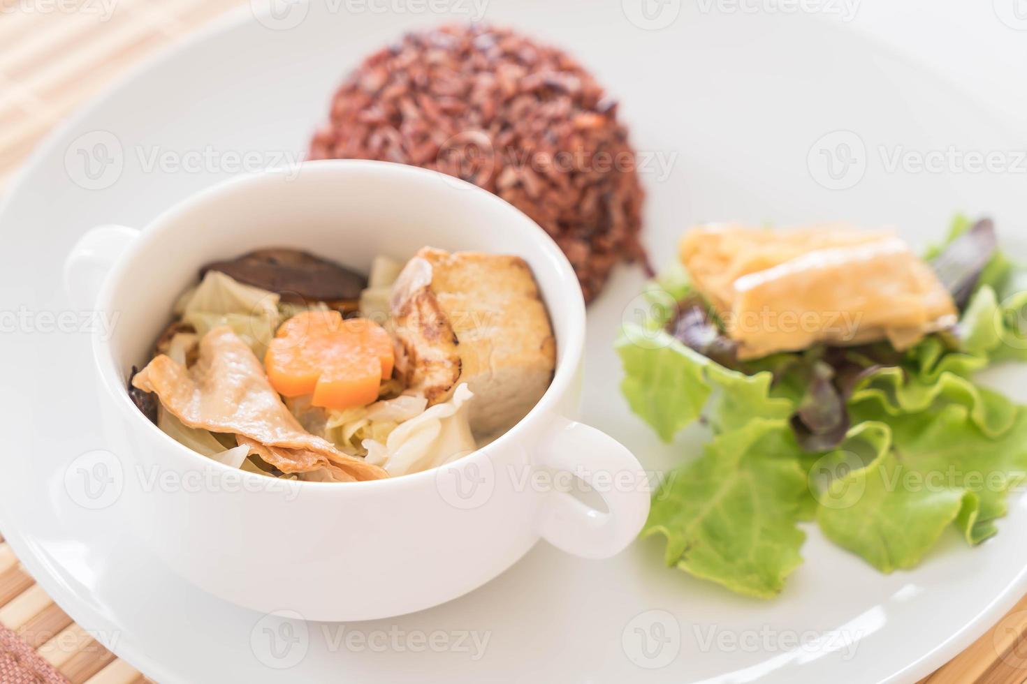 zuppa di cavolo ripiena con riso ai frutti di bosco e tofu foto