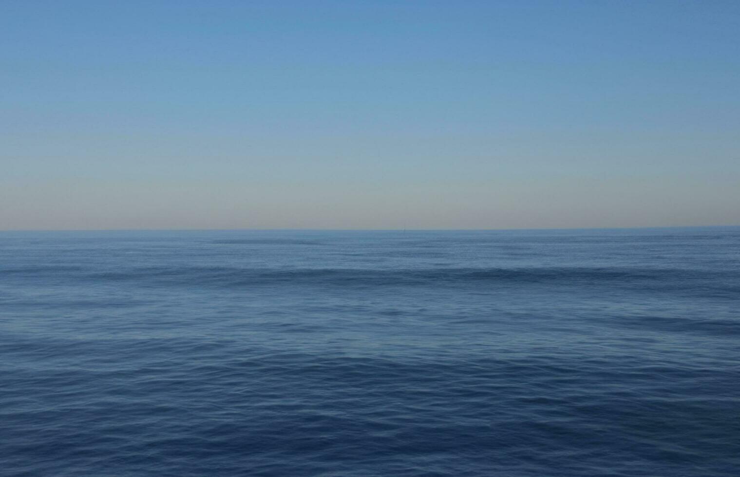 sfondo della superficie dell'acqua blu foto