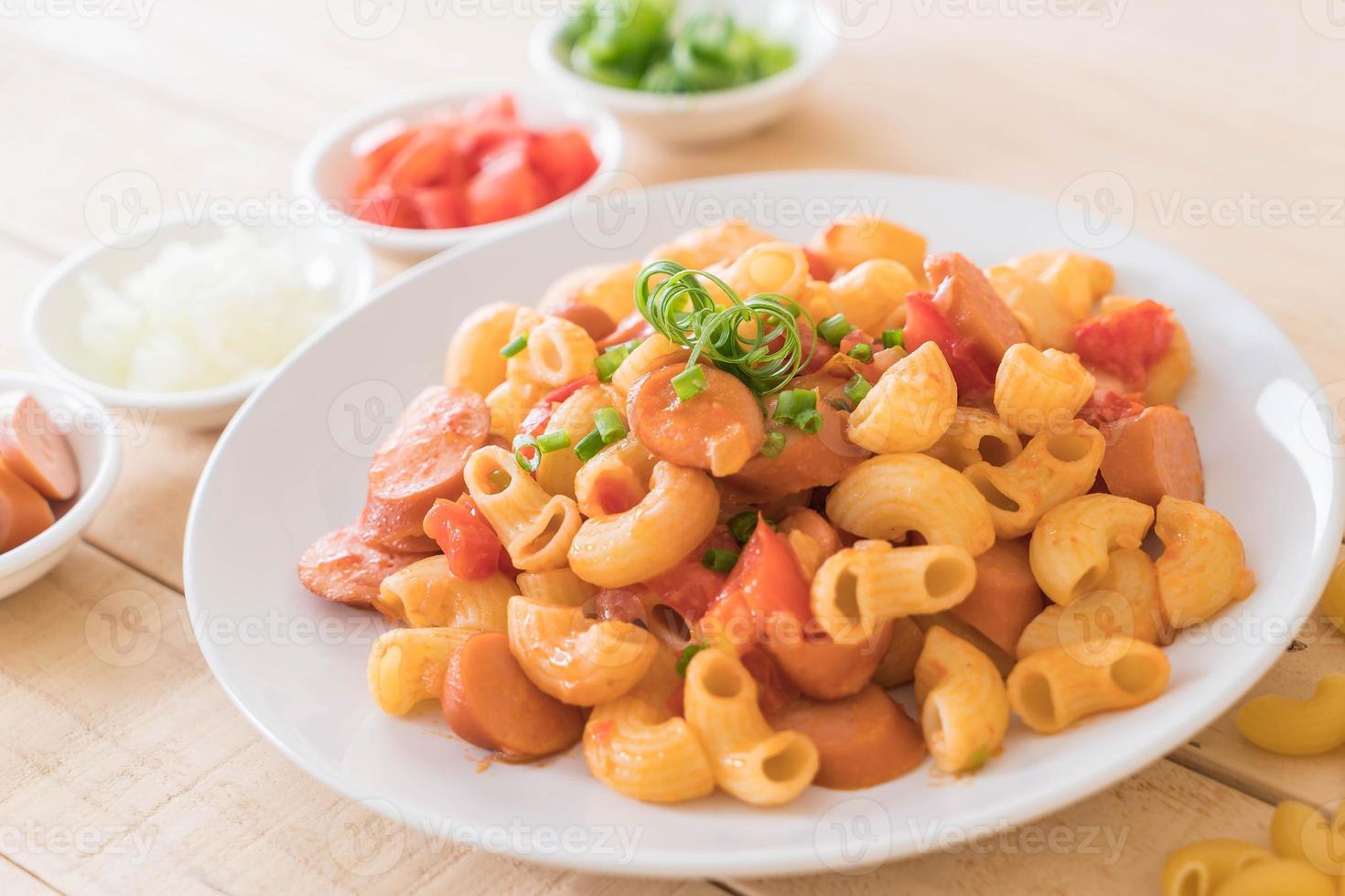 maccheroni con salsiccia in tavola foto