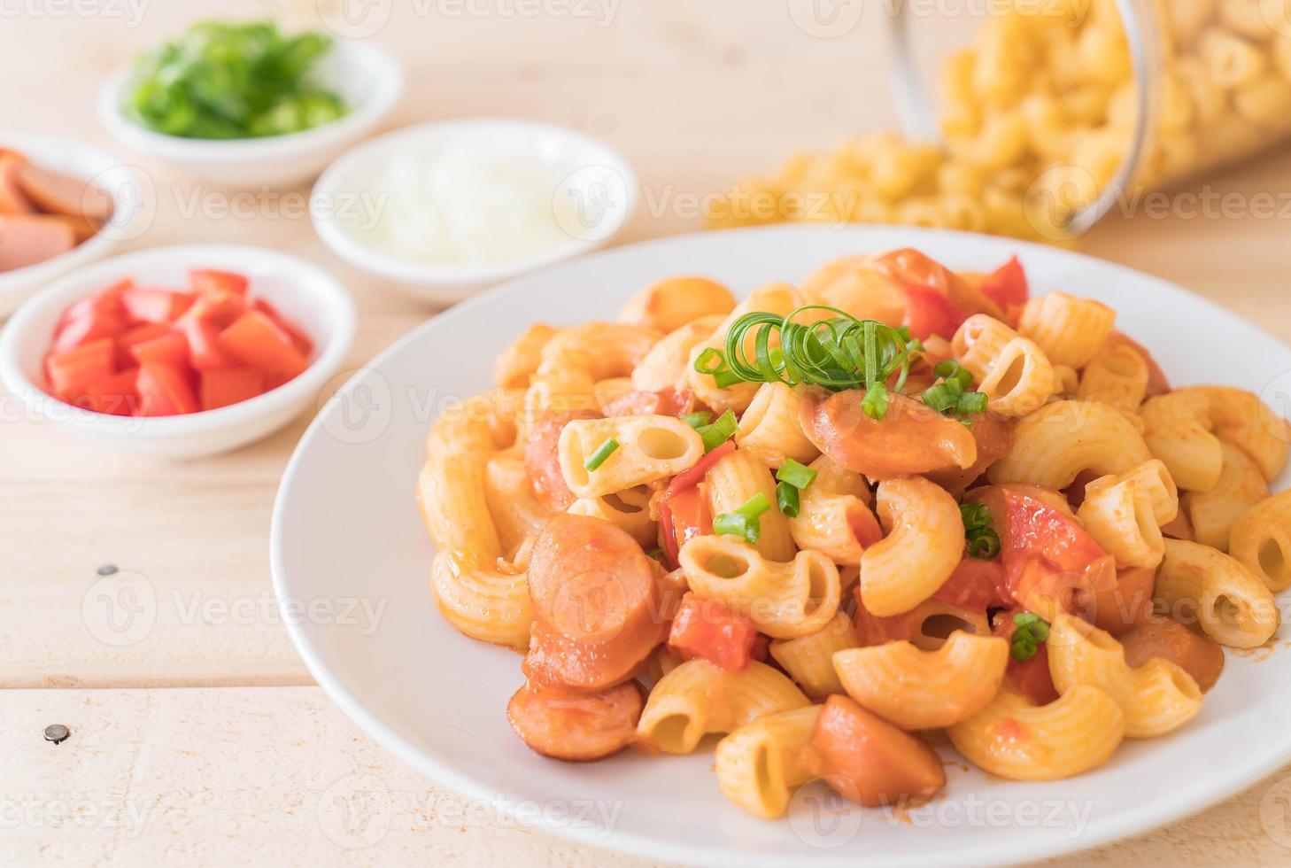 maccheroni con salsiccia in tavola foto