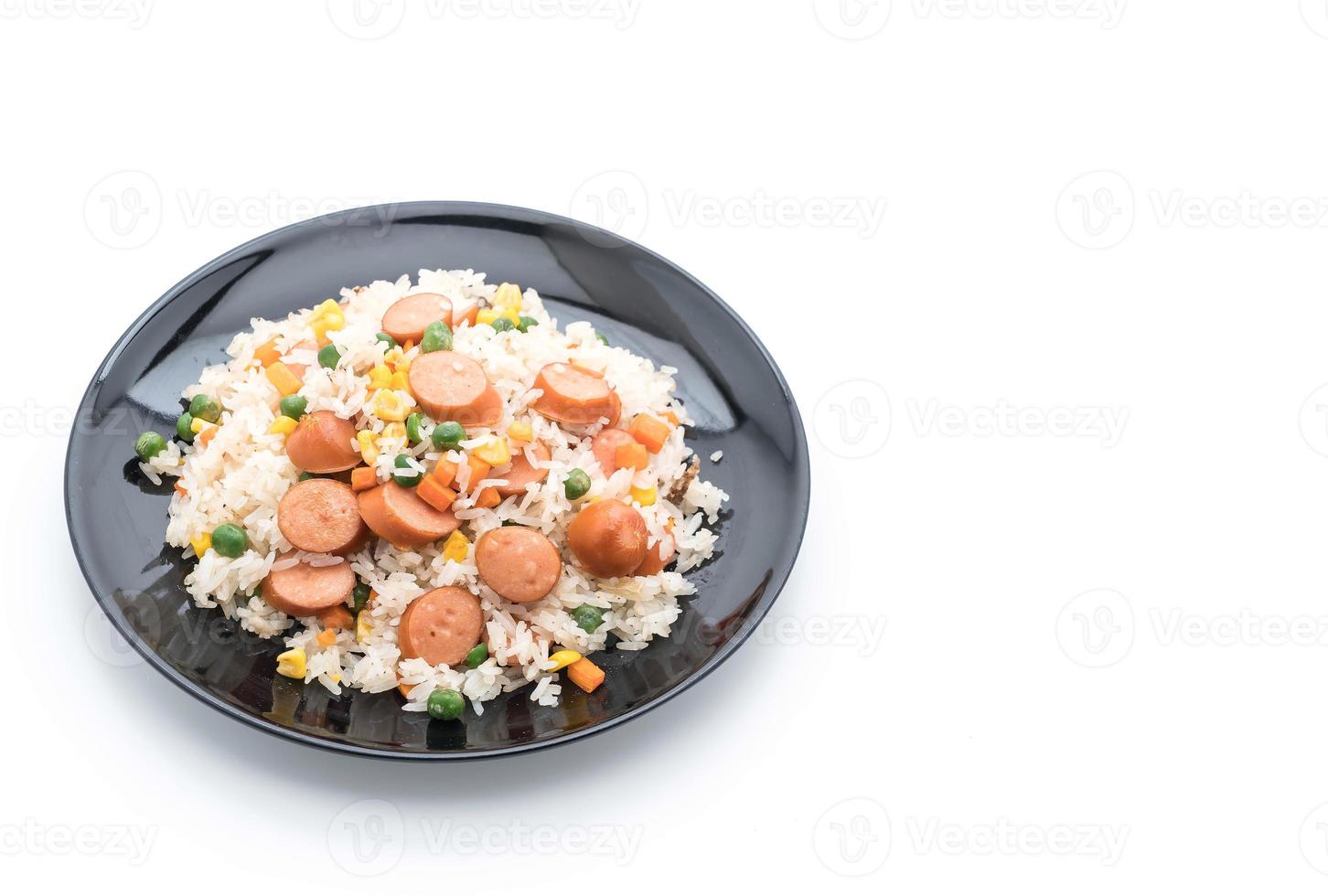 riso saltato con salsiccia su sfondo bianco foto
