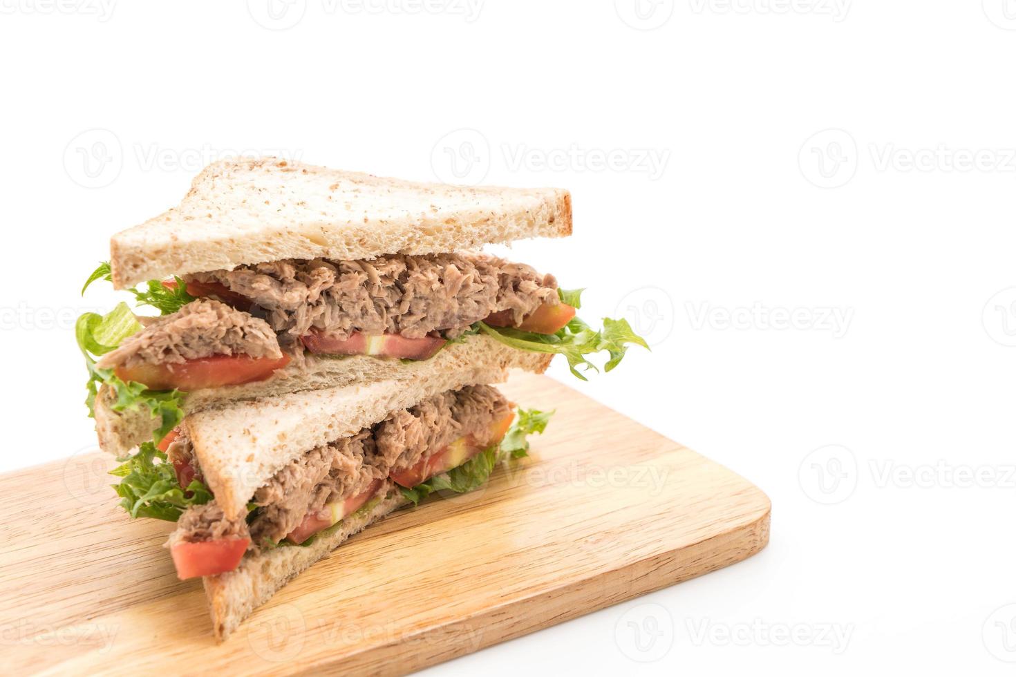 panino al tonno su sfondo bianco foto