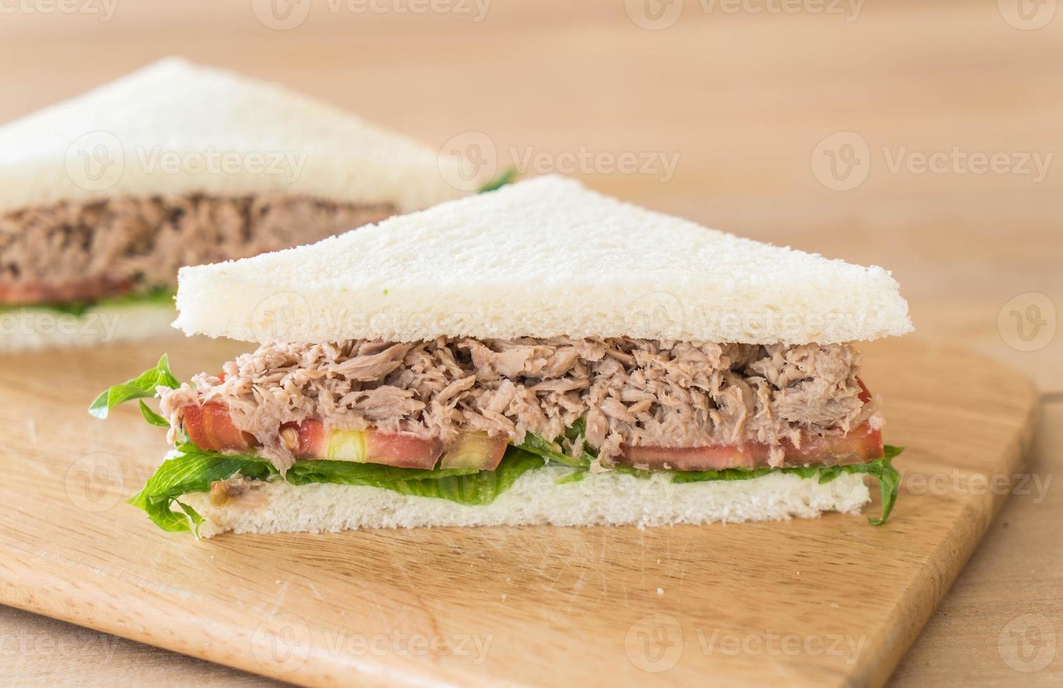 panino al tonno su tavola di legno foto