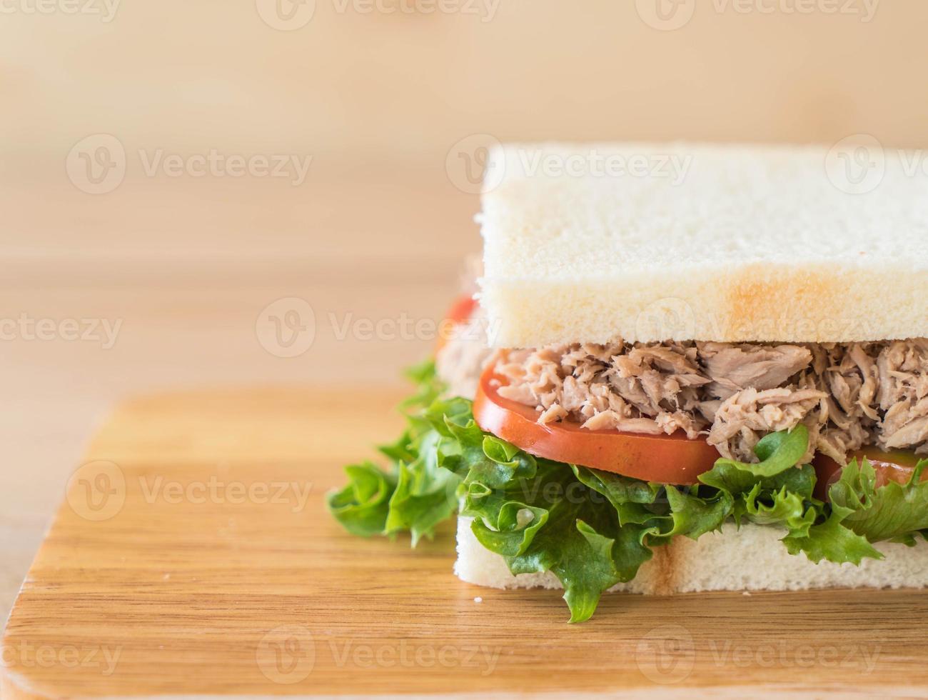 panino al tonno su tavola di legno foto