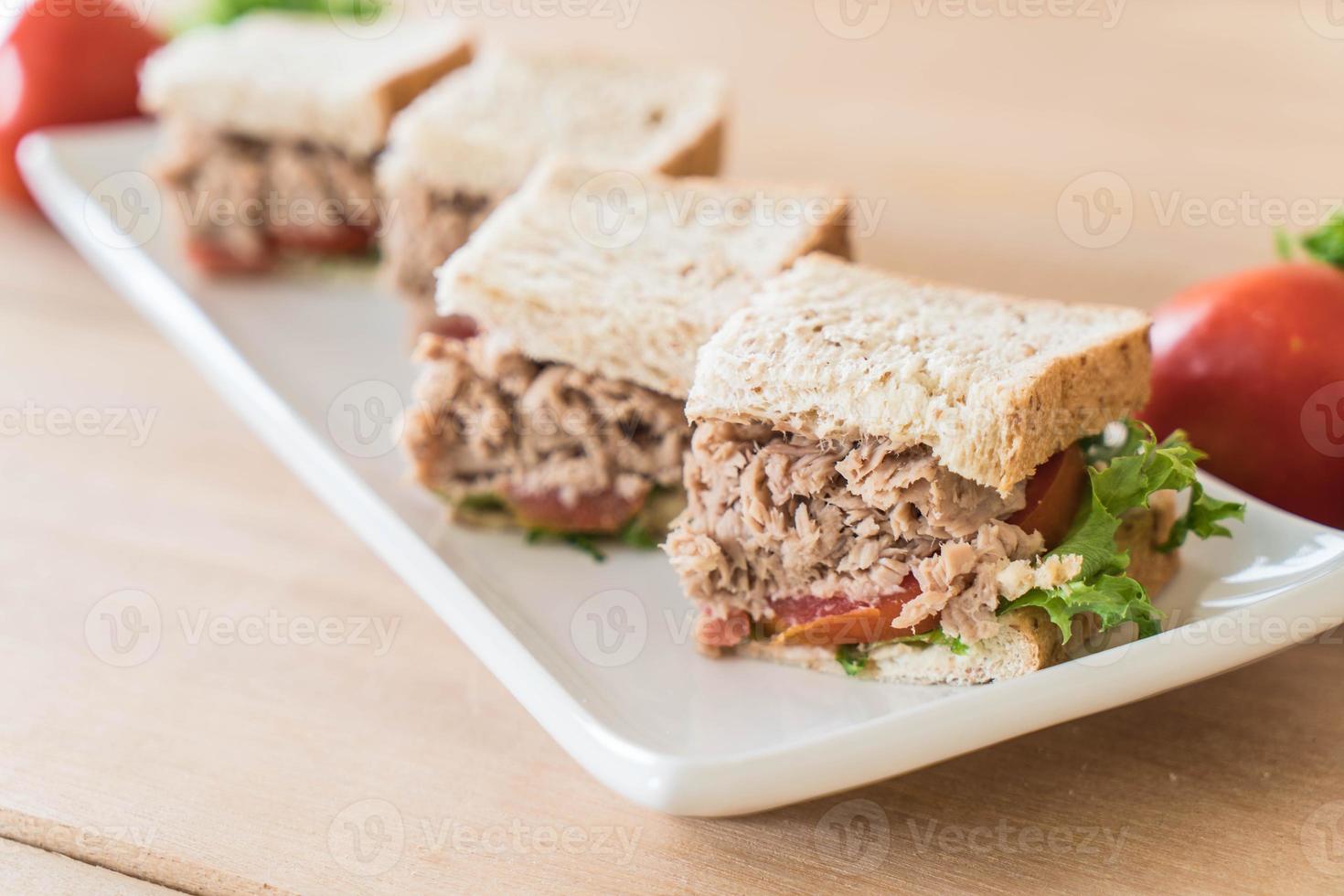 panino al tonno in tavola foto