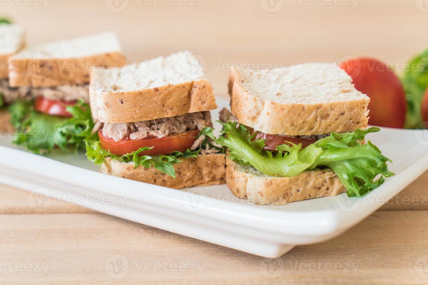 panino al tonno in tavola foto