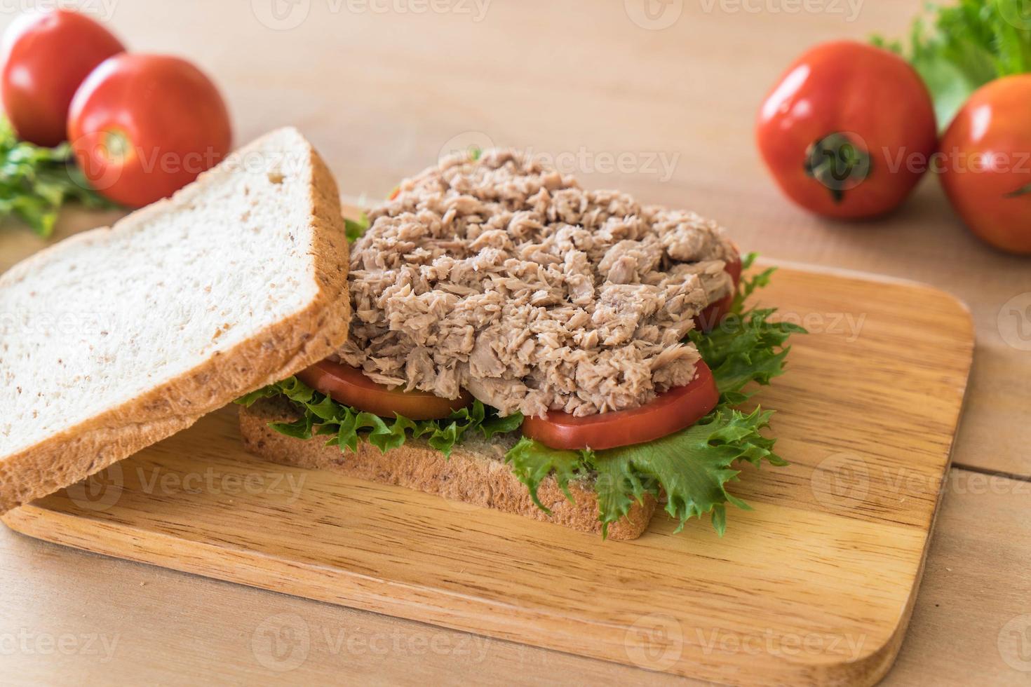 panino al tonno su tavola di legno foto