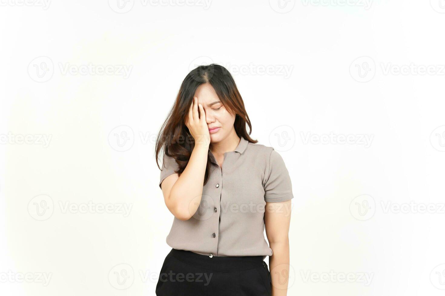 sofferenza mal di testa gesto di bellissimo asiatico donna isolato su bianca sfondo foto