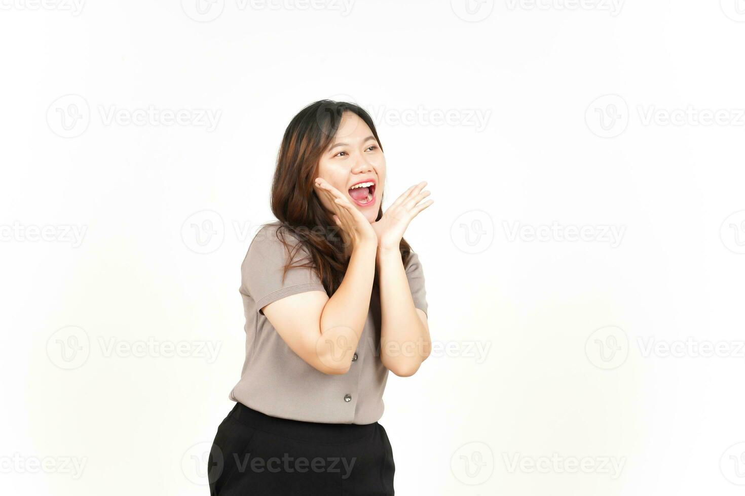 annuncio con mani al di sopra di bocca di bellissimo asiatico donna isolato su bianca sfondo foto