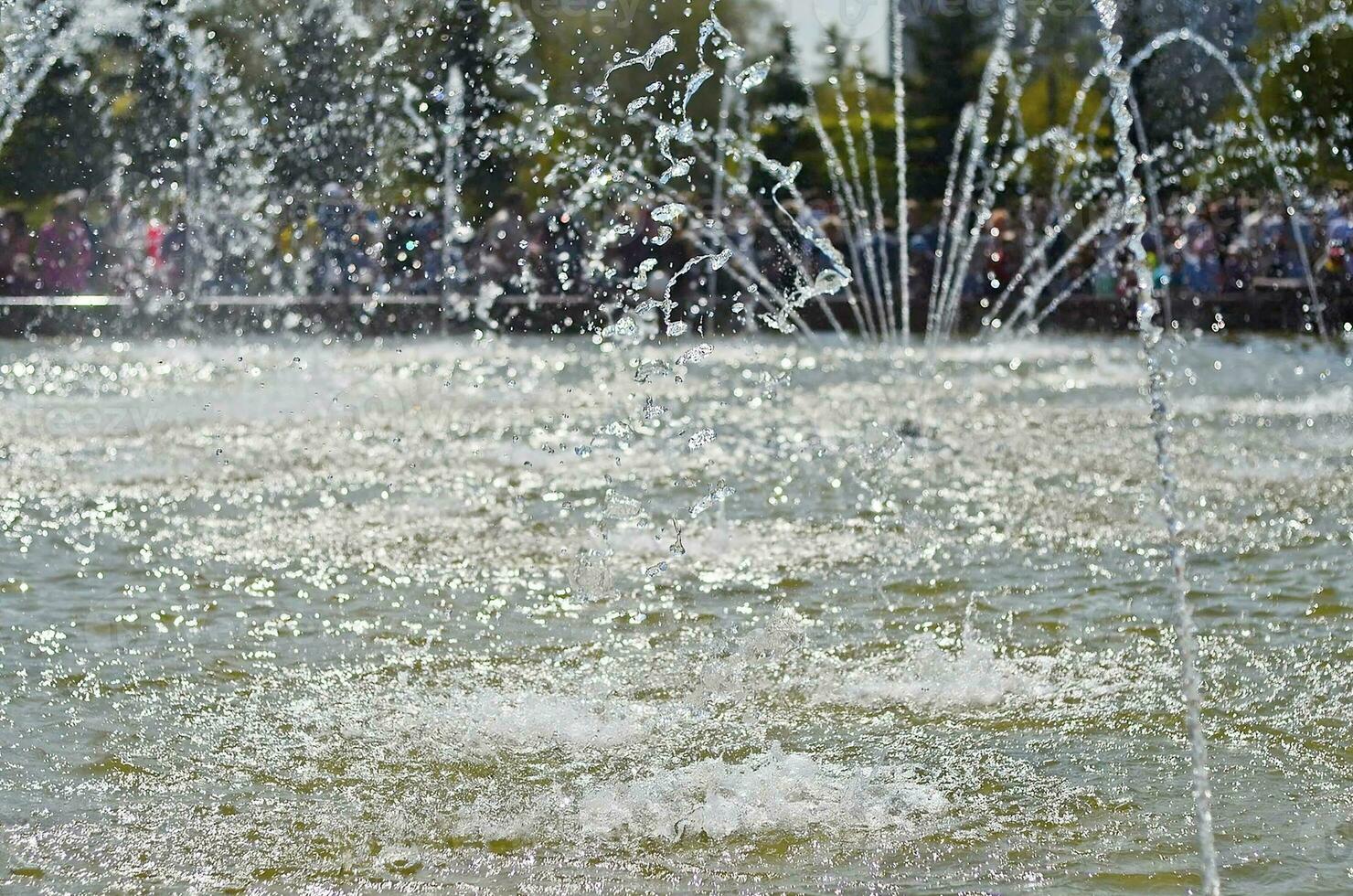 acqua spruzzi a partire dal Fontana su buio sfondo.acqua struttura. foto