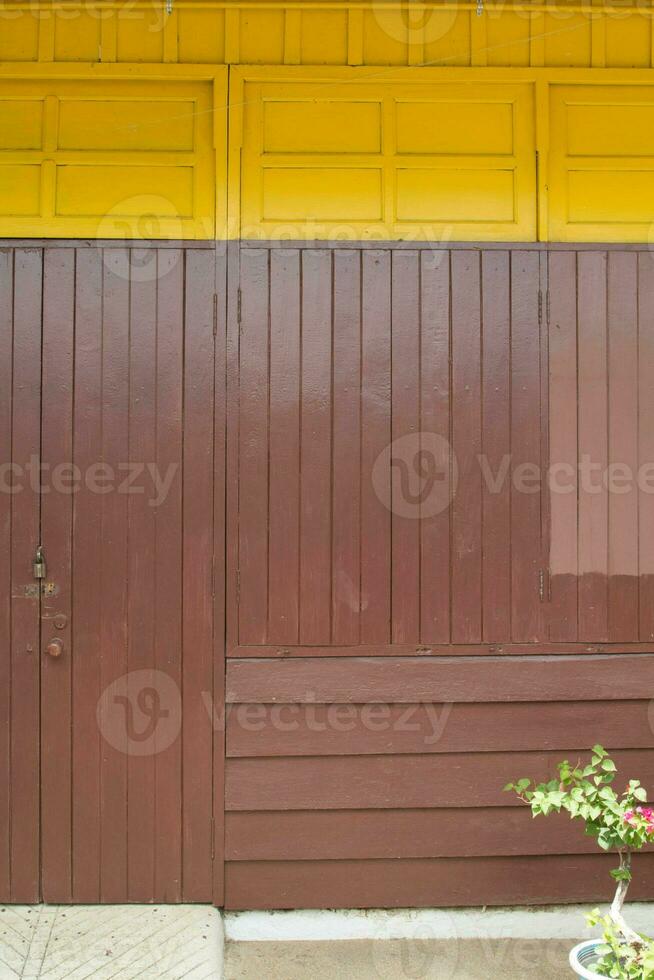 buio Marrone e giallo di legno muri siamo il design. nel il vecchio giorni design era un' durevole teak pavimento nel un' treno biglietto camera nel rurale Tailandia quello può ancora essere provato adesso. foto