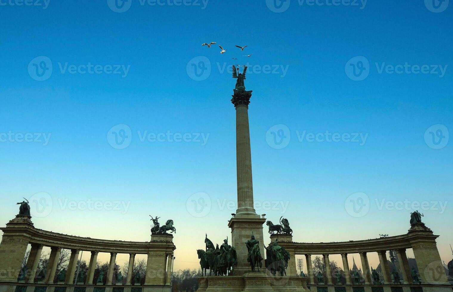 statua su budapest eroi' quadrato. su il superiore di colonna raffigura arcangelo Gabriele. foto