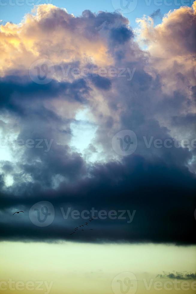 nuvole scure e morbide sul cielo foto