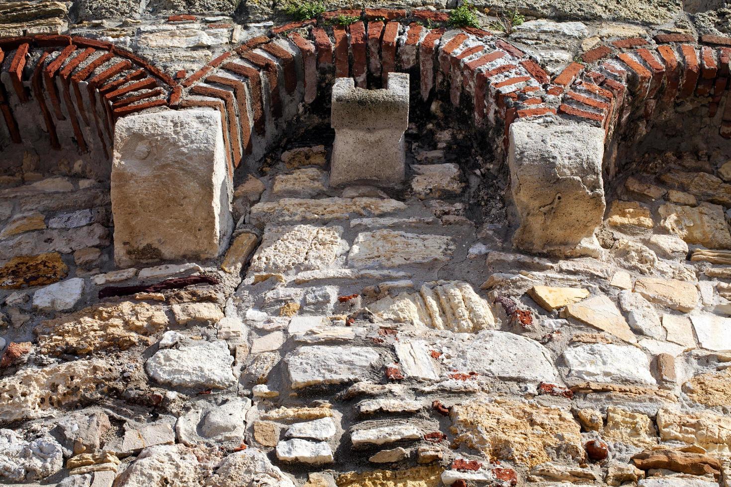 vecchie mura storiche del castello d'epoca foto