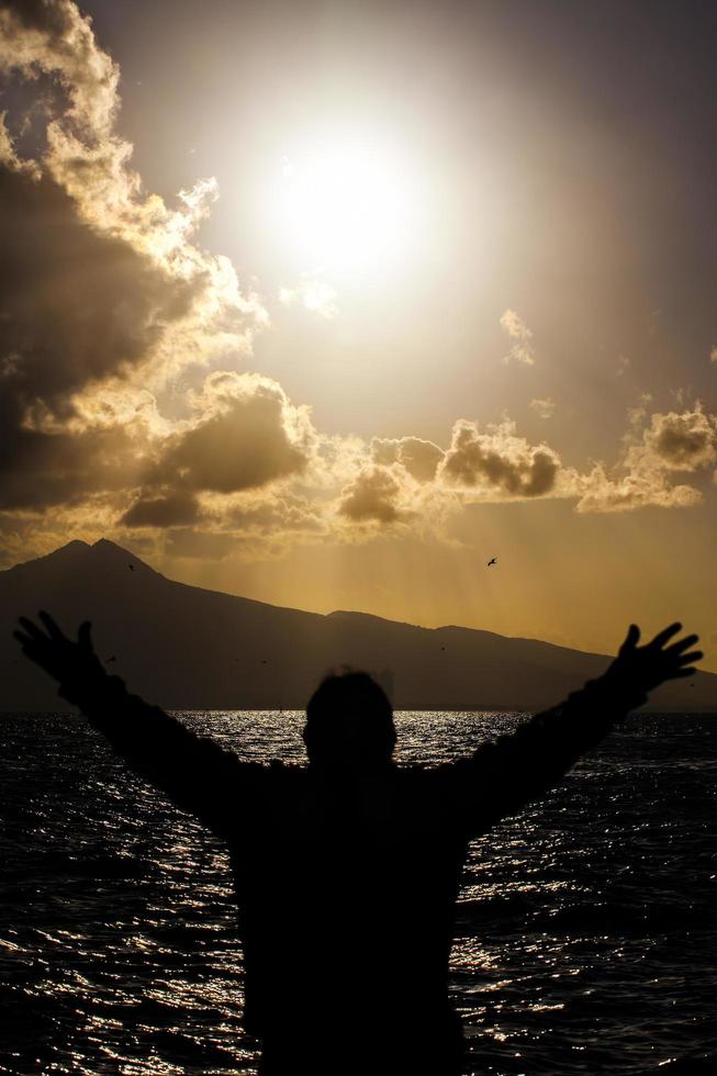 una sagoma di uomo e il tramonto foto