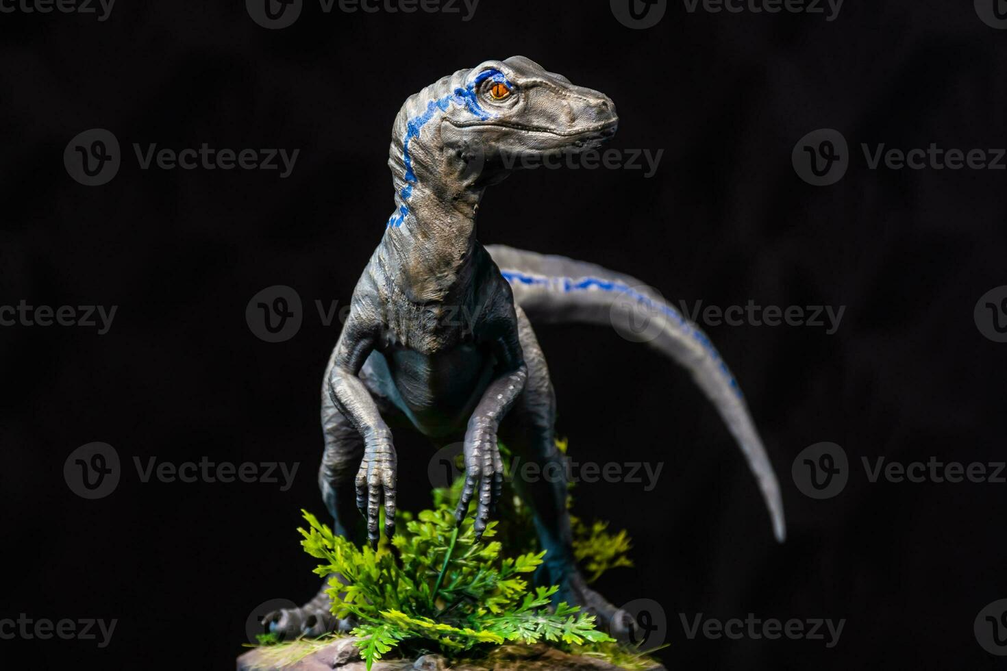 velociraptor dinosauro nel il buio foto