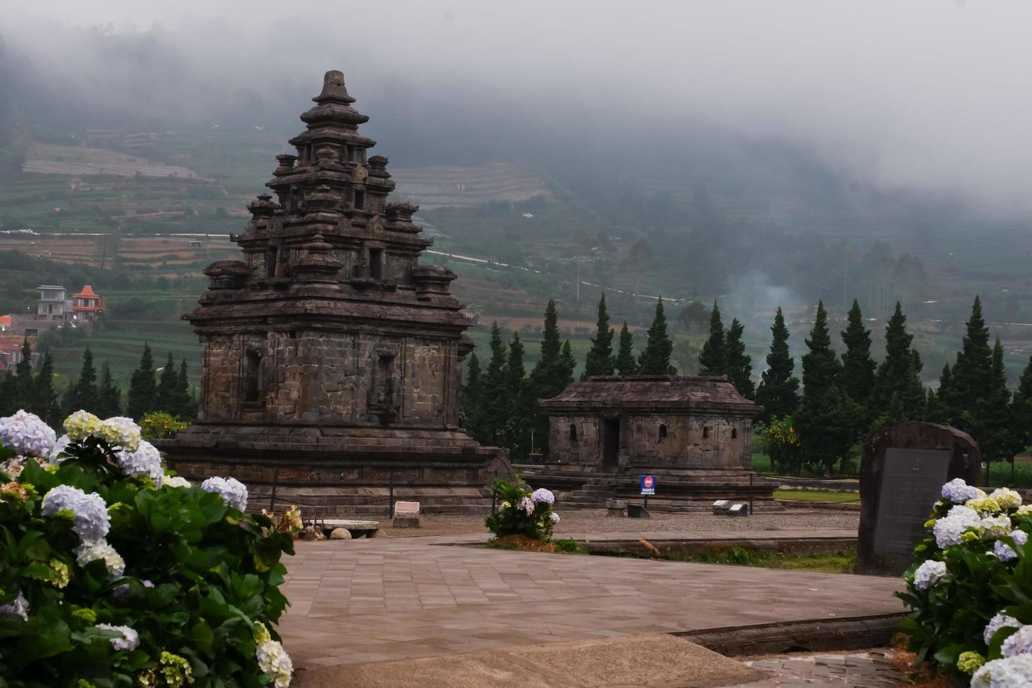 bellissima vista dei templi di arjuna e semar nel tempio di dieng foto
