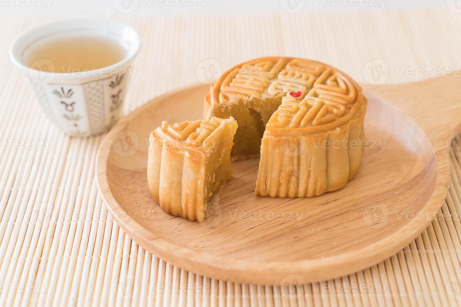 torta di luna fresca su piatto di legno foto