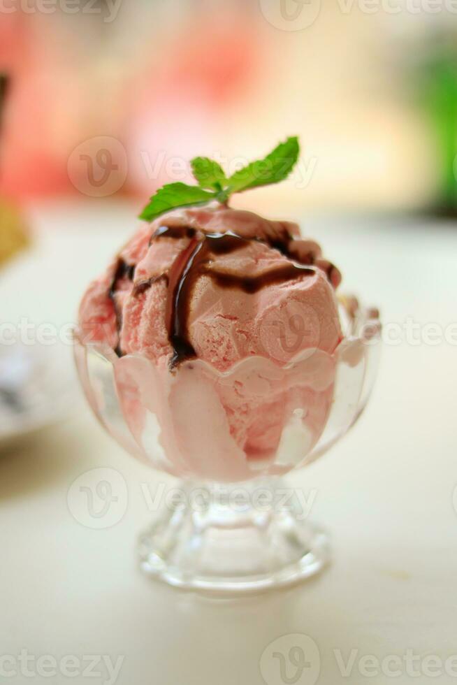 fragola ghiaccio crema coppa di gelato guarnita foto