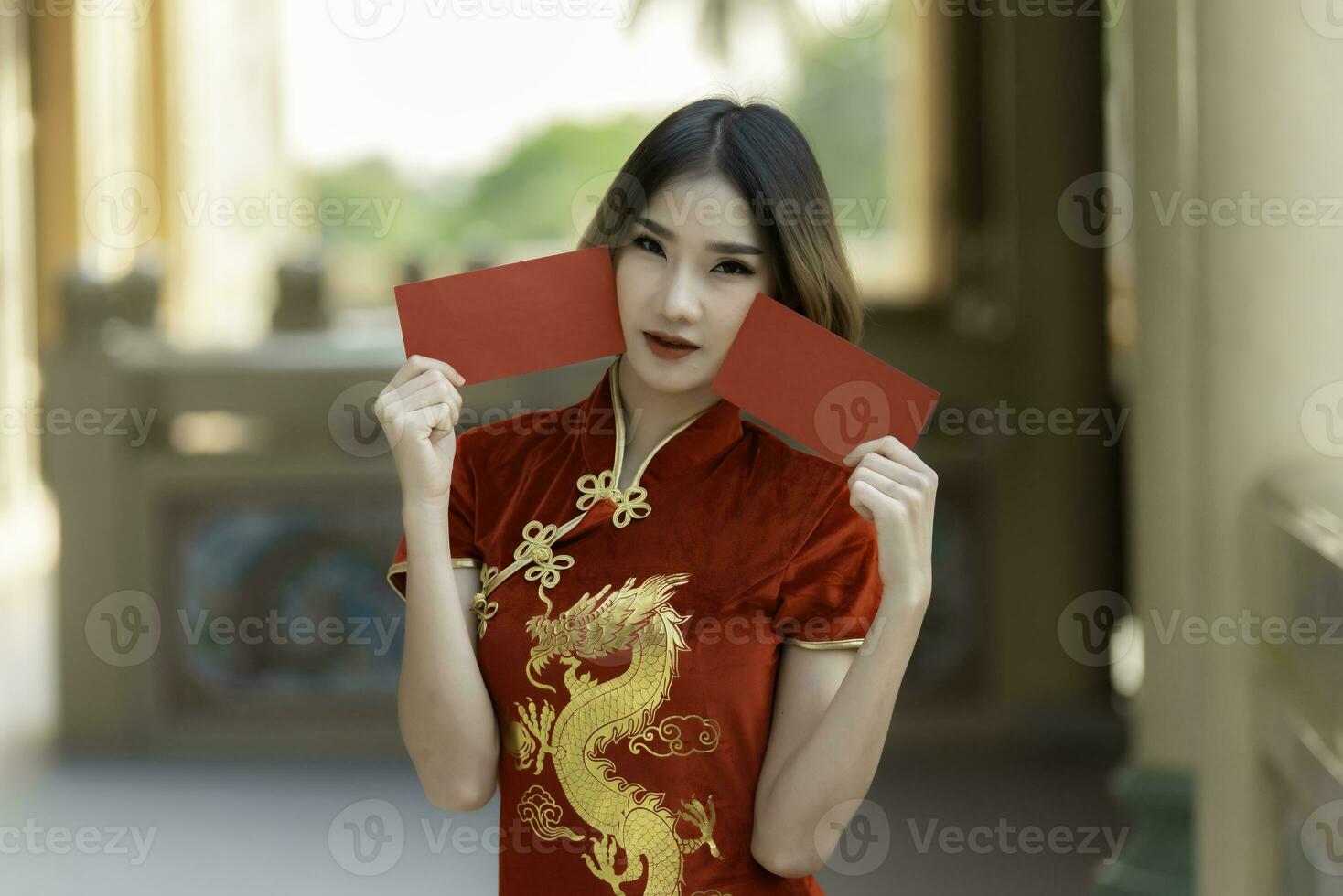 ritratto bella donna asiatica in abito cheongsam, popolo thailandese, concetto di felice anno nuovo cinese, signora asiatica felice in abito tradizionale cinese foto