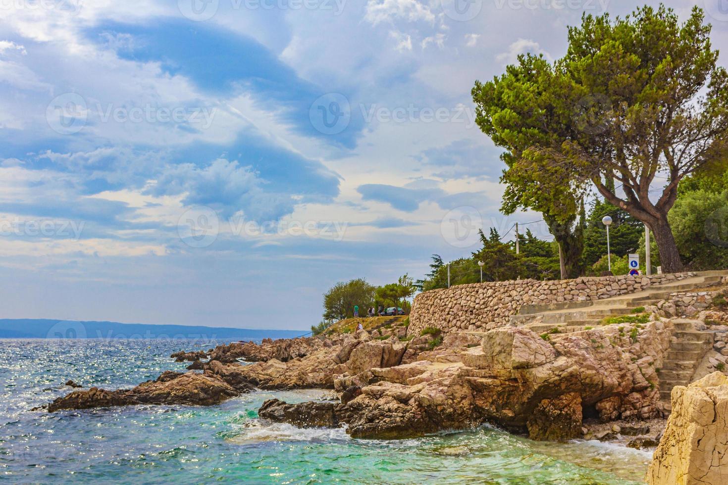 spiaggia turchese e rocciosa e lungomare novi vinodolski croazia. foto