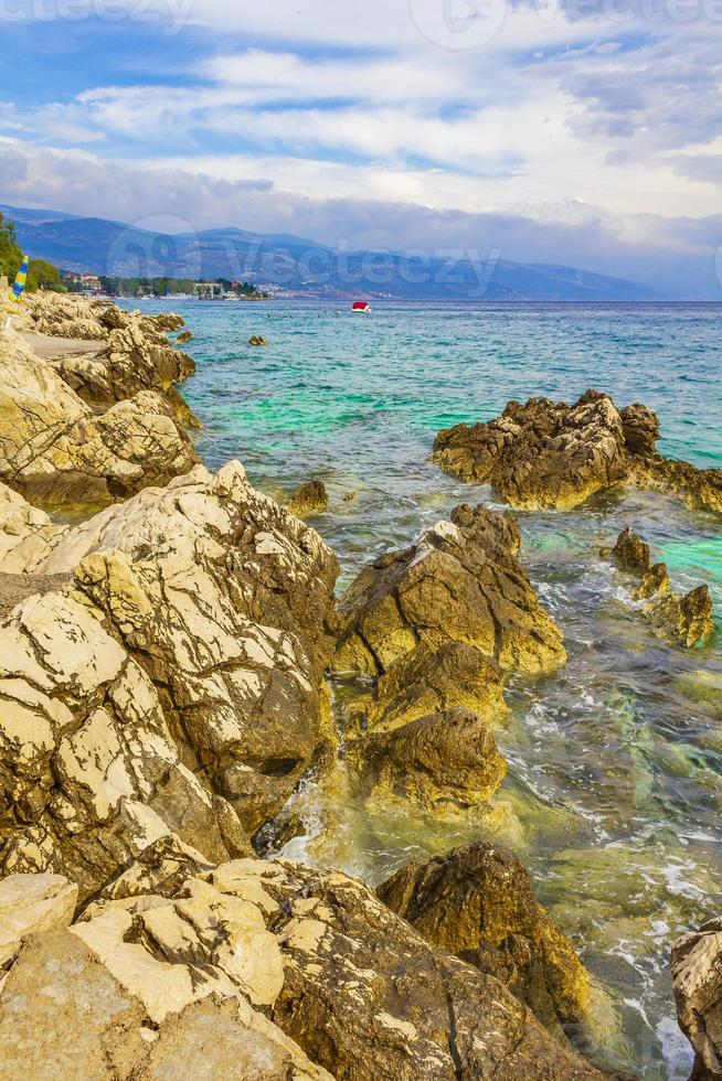 spiaggia turchese e rocciosa e lungomare novi vinodolski croazia. foto