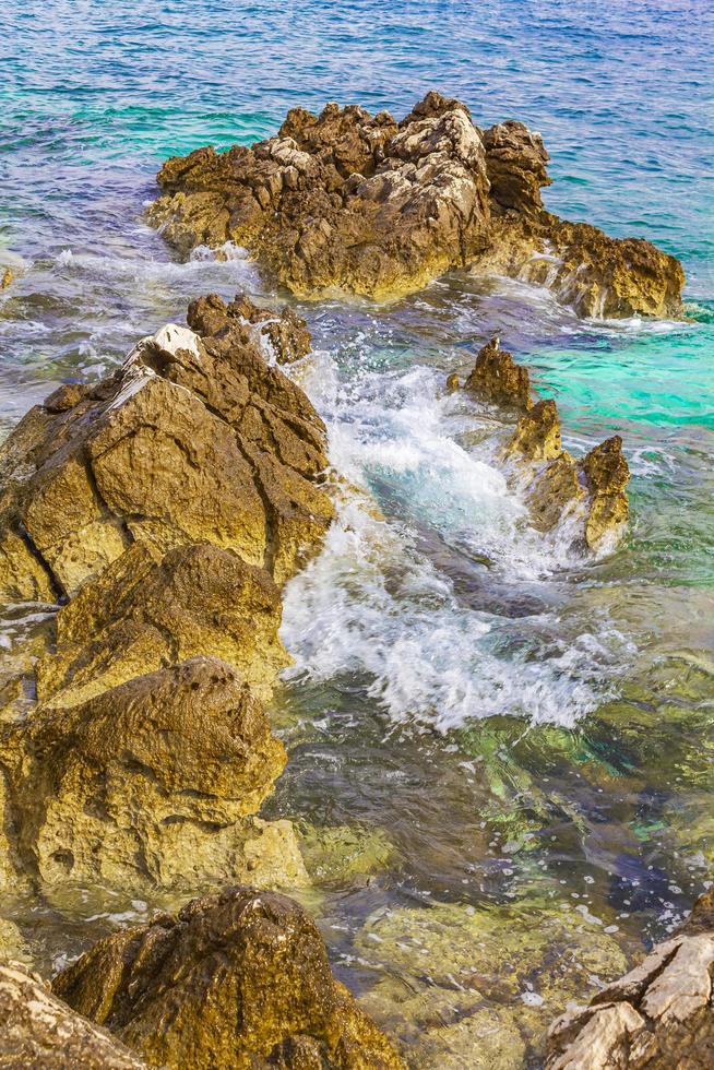 spiaggia turchese e rocciosa e lungomare novi vinodolski croazia. foto