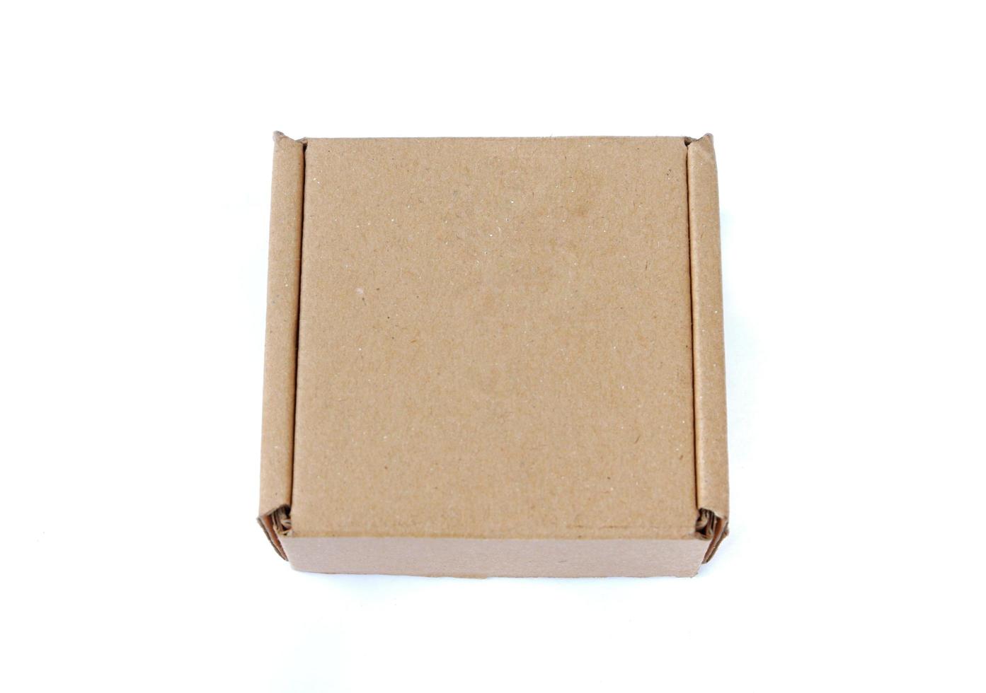 scatola di cartone isolato su uno sfondo bianco foto