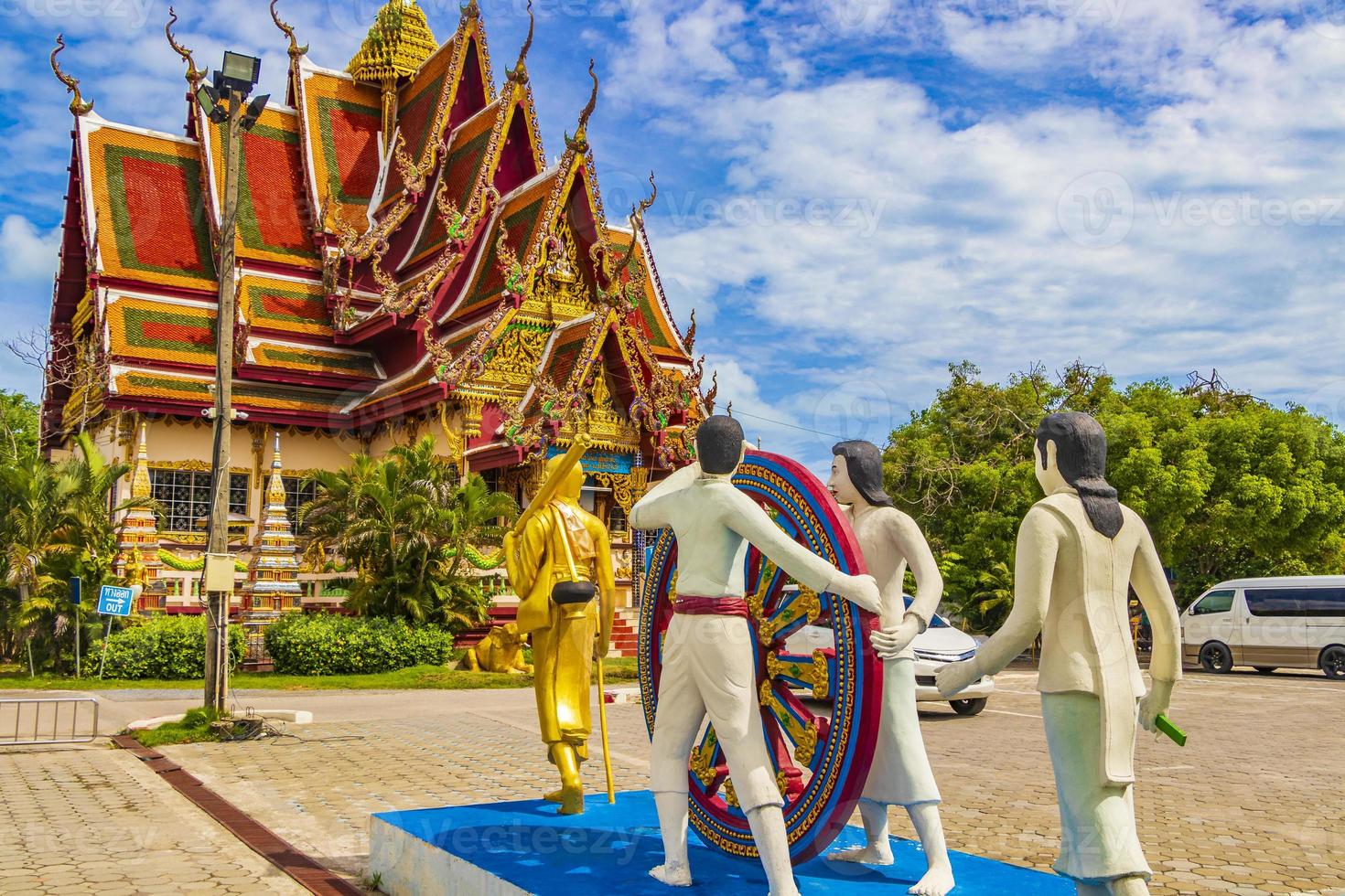 statue colorate al tempio di wat plai laem sull'isola di koh samui, thailandia, 2018 foto