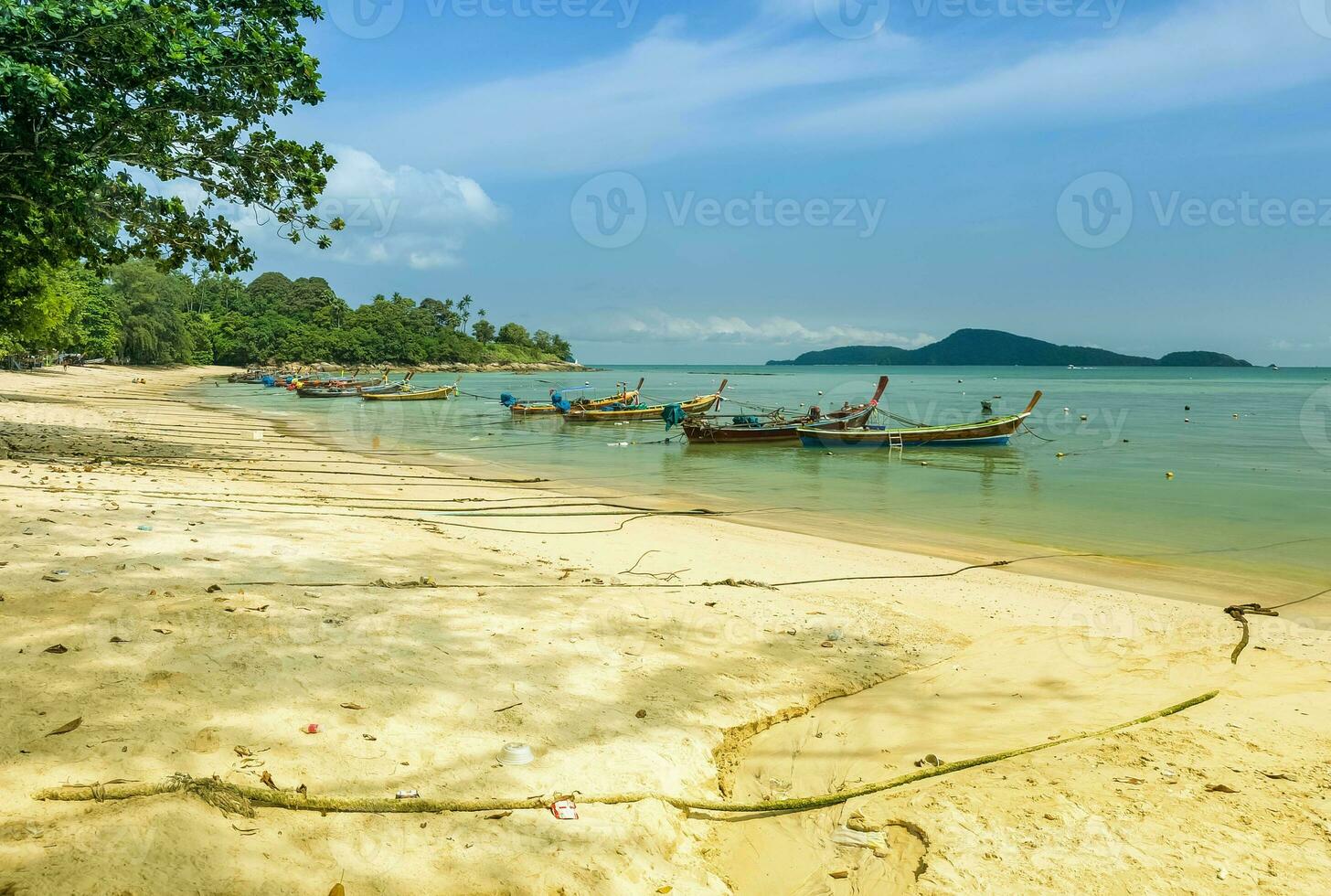 pesca Barche a il spiaggia nel Phuket, Tailandia foto