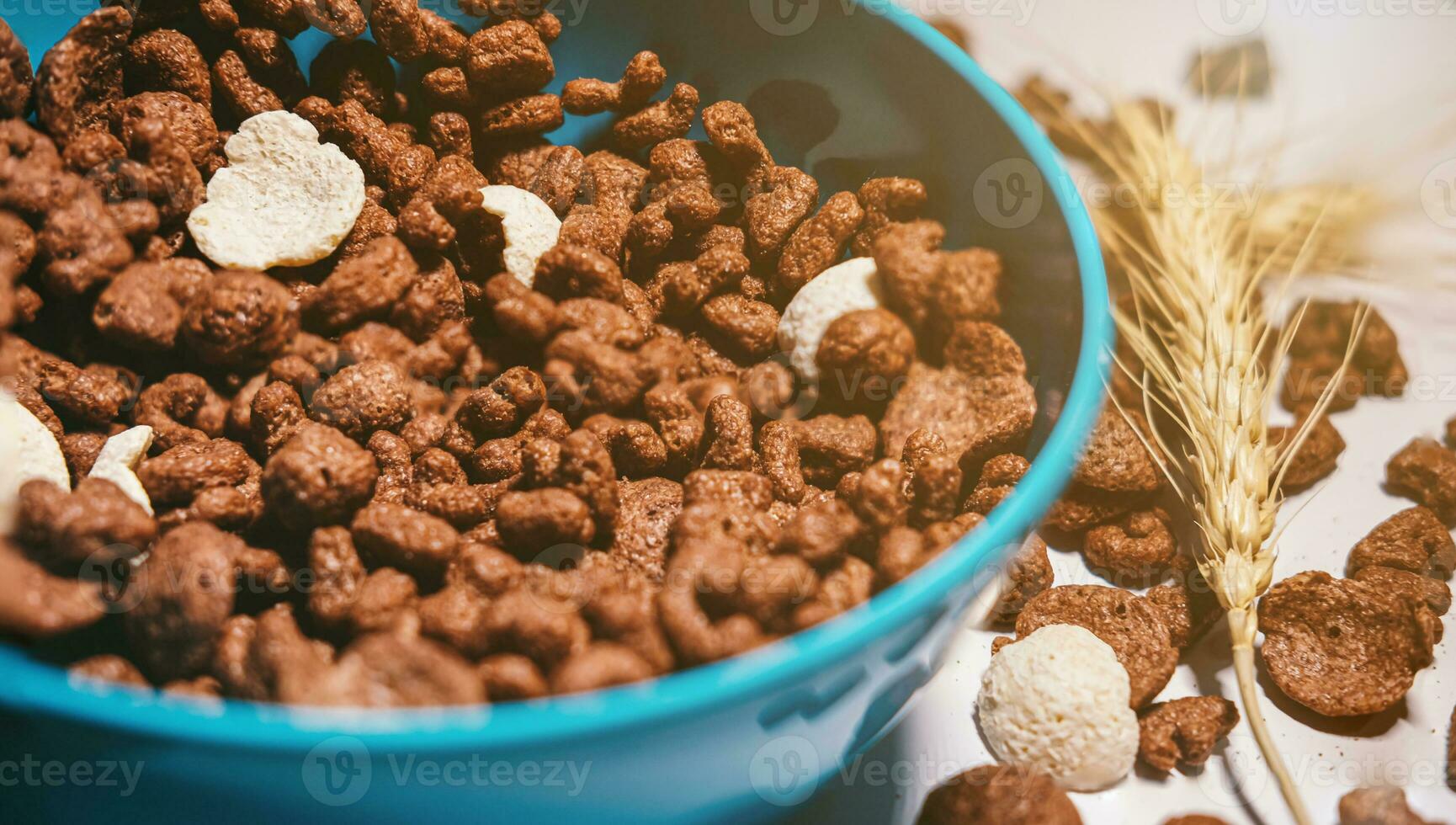 cioccolato cereale nel blu ciotola su bianca sfondo. fiocchi di mais. prima colazione concetto. cibo adatto per bambini. foto