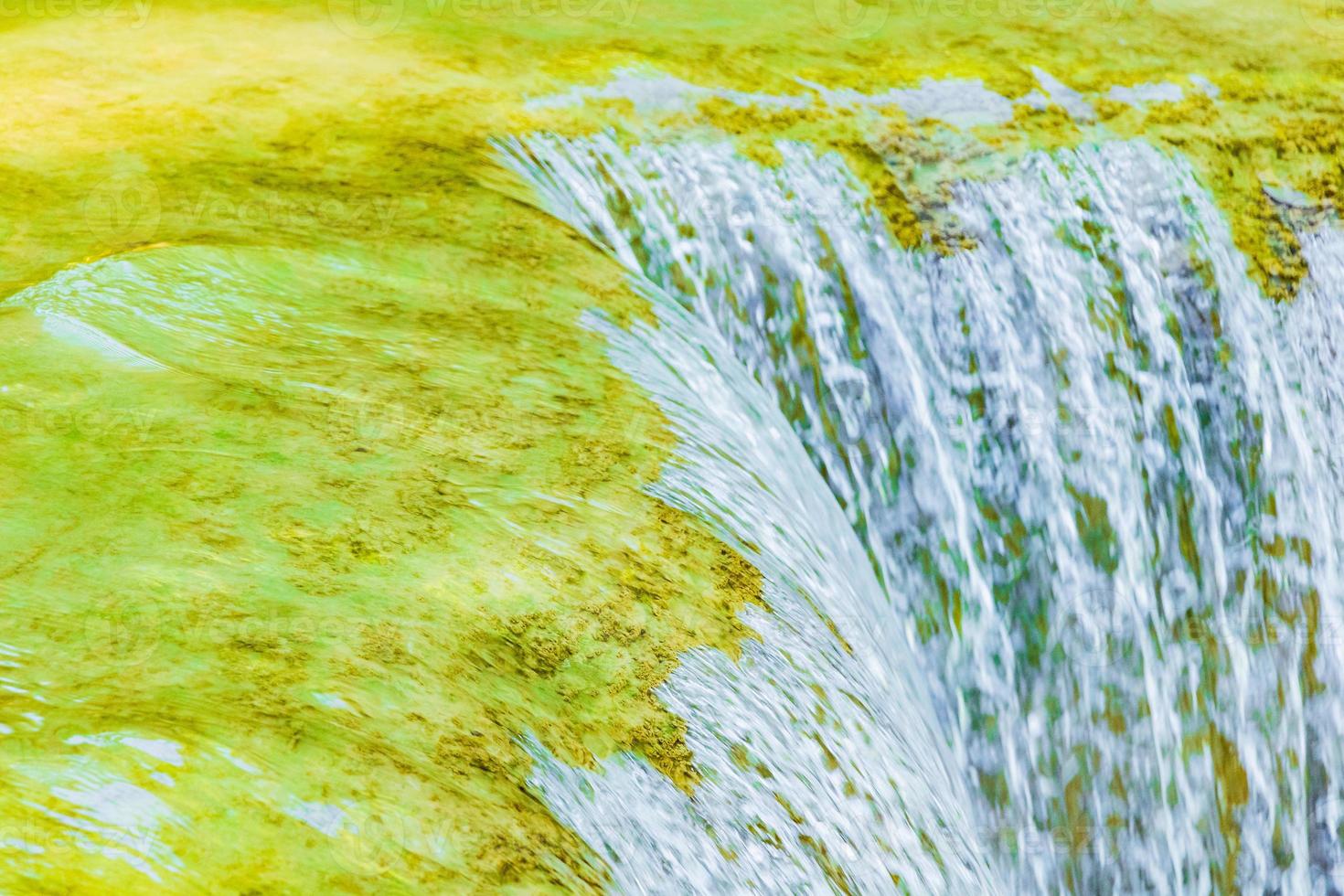 cascata di kuang si a luang prabang, laos foto