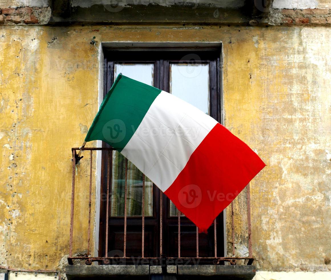 bandiera italiana su un balcone foto