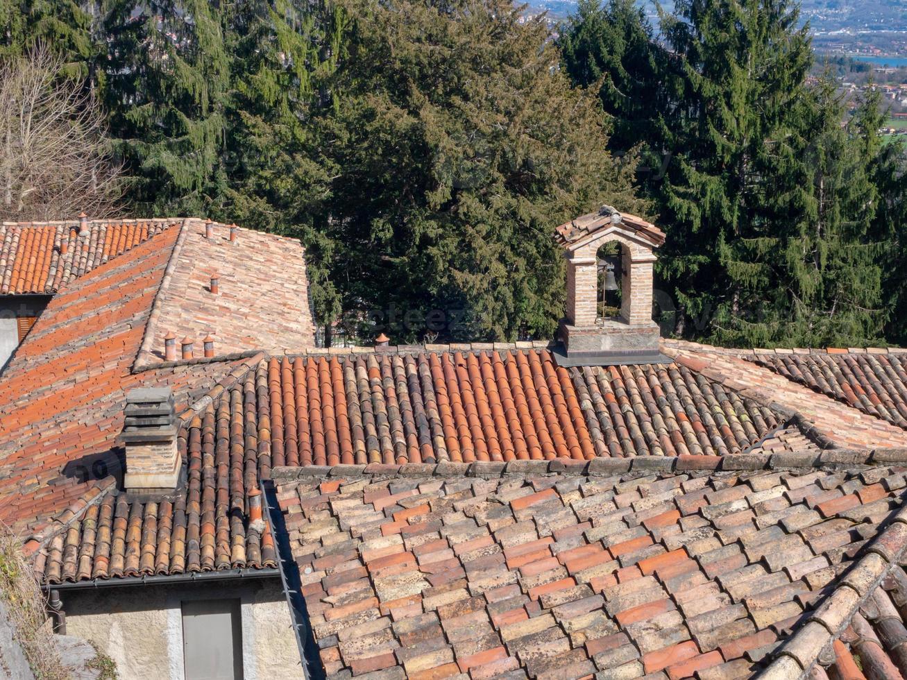 piccolo campanile sul tetto di tegole di un ex convento italiano foto