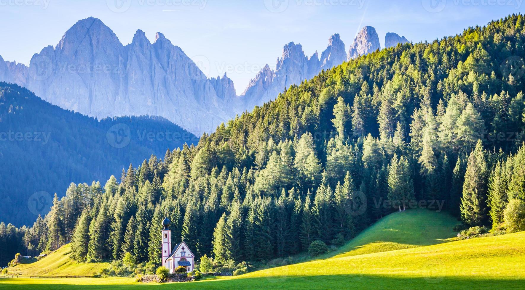 veduta della chiesetta di s. john in ranui, dolomiti foto