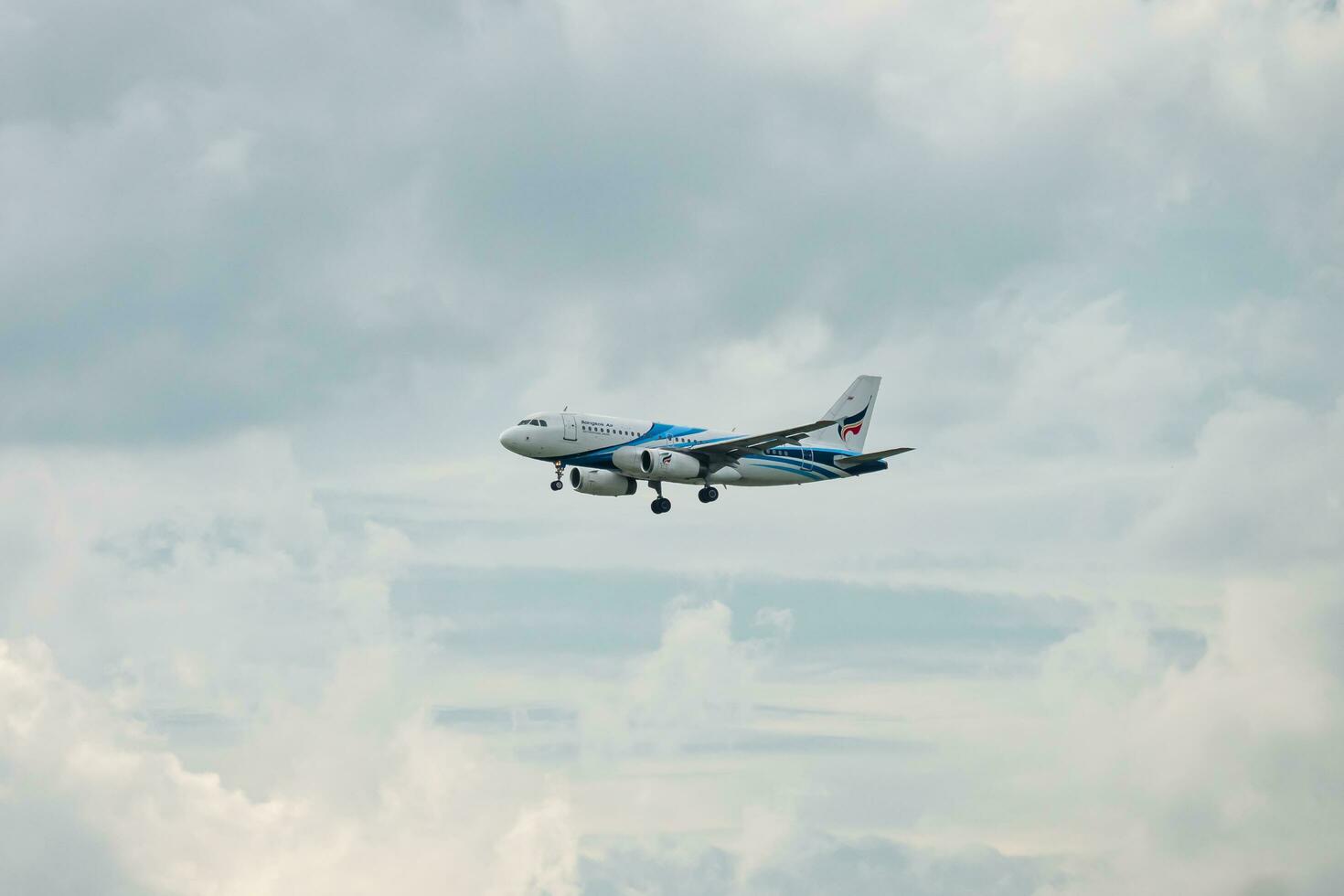 bangkok, Tailandia - agosto 26, 2023 bangkok airways preparare per atterraggio a suvarnabhumi aeroporto, Tailandia foto