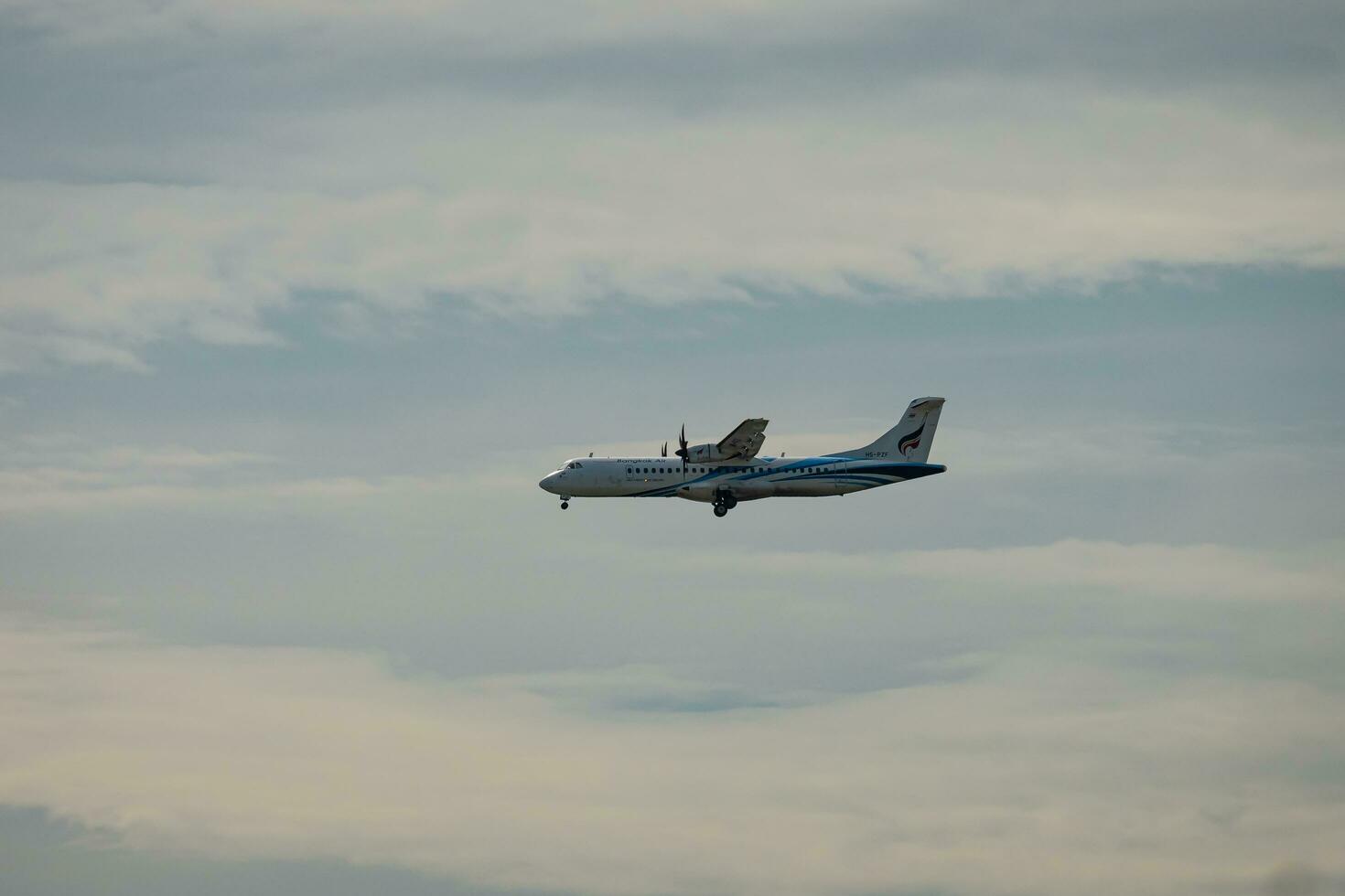 bangkok, Tailandia - agosto 26, 2023 bangkok airways preparare per atterraggio a suvarnabhumi aeroporto, Tailandia foto