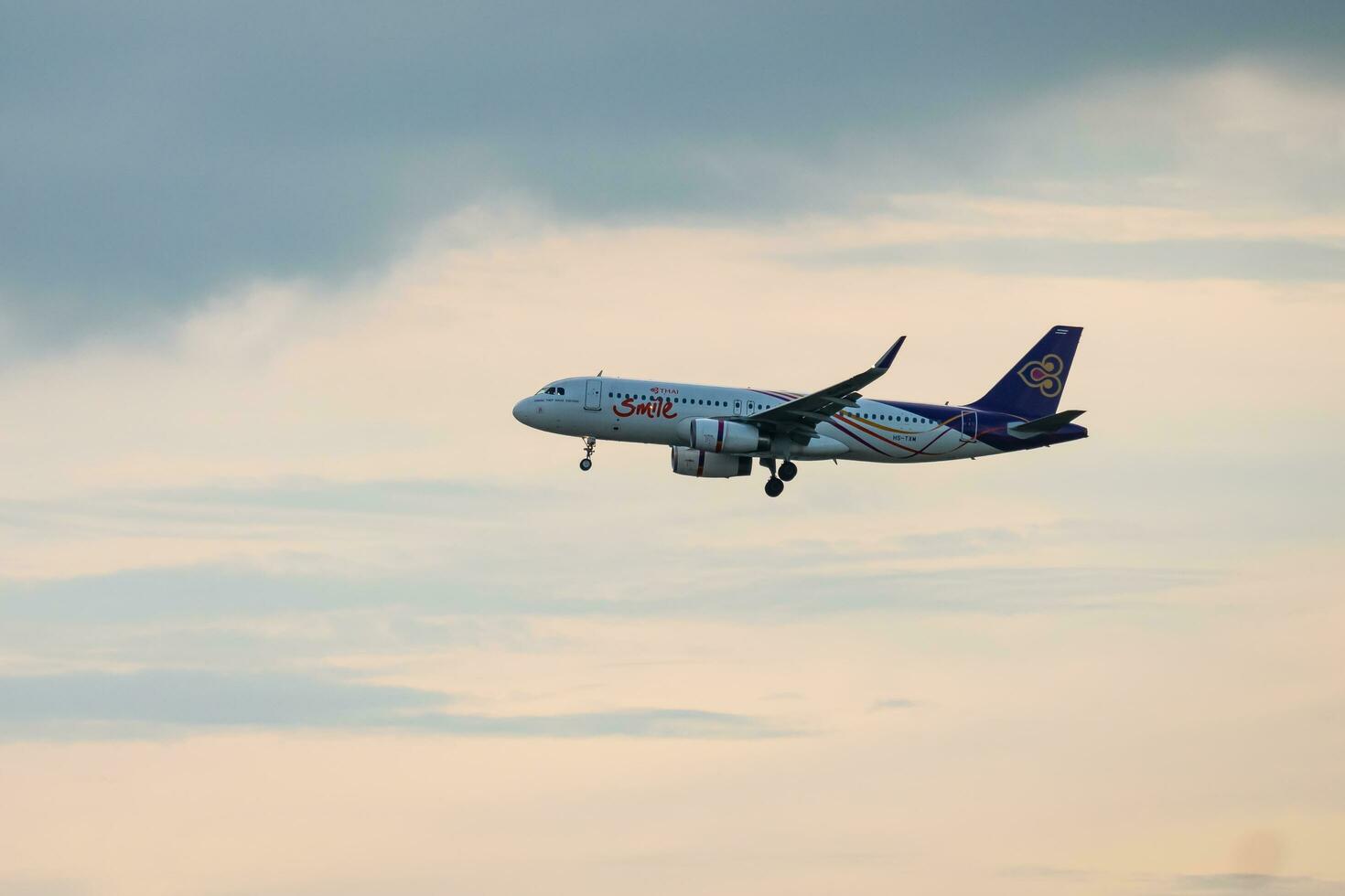 bangkok, Tailandia - agosto 26, 2023 tailandese Sorridi airways preparare per atterraggio a suvarnabhumi aeroporto, Tailandia foto