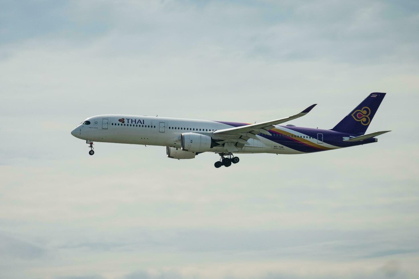 bangkok, Tailandia - agosto 26, 2023 tailandese airways preparare per atterraggio a suvarnabhumi aeroporto, Tailandia foto