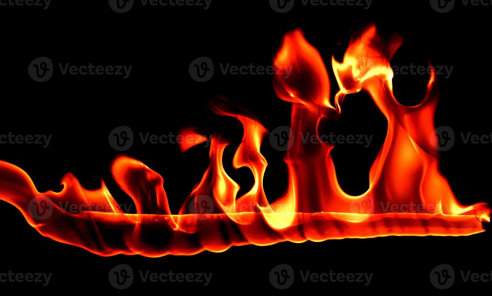 fiamma di fuoco su blackground foto