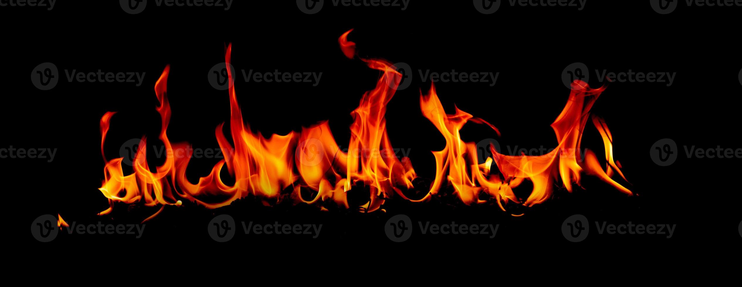 fiamma di fuoco su blackground foto