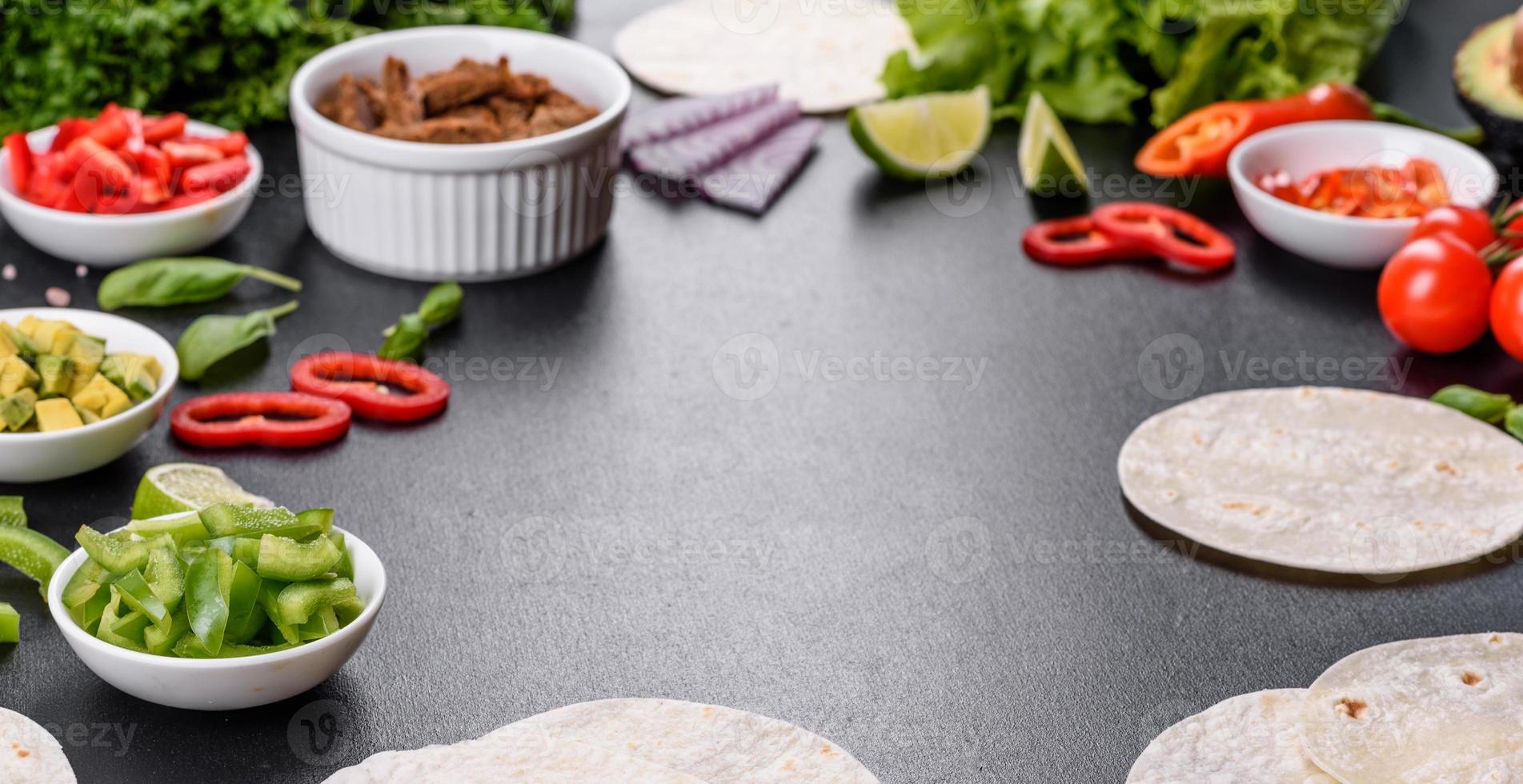 tacos messicani con manzo, pomodori, avocado, cipolla e salsa di salsa foto