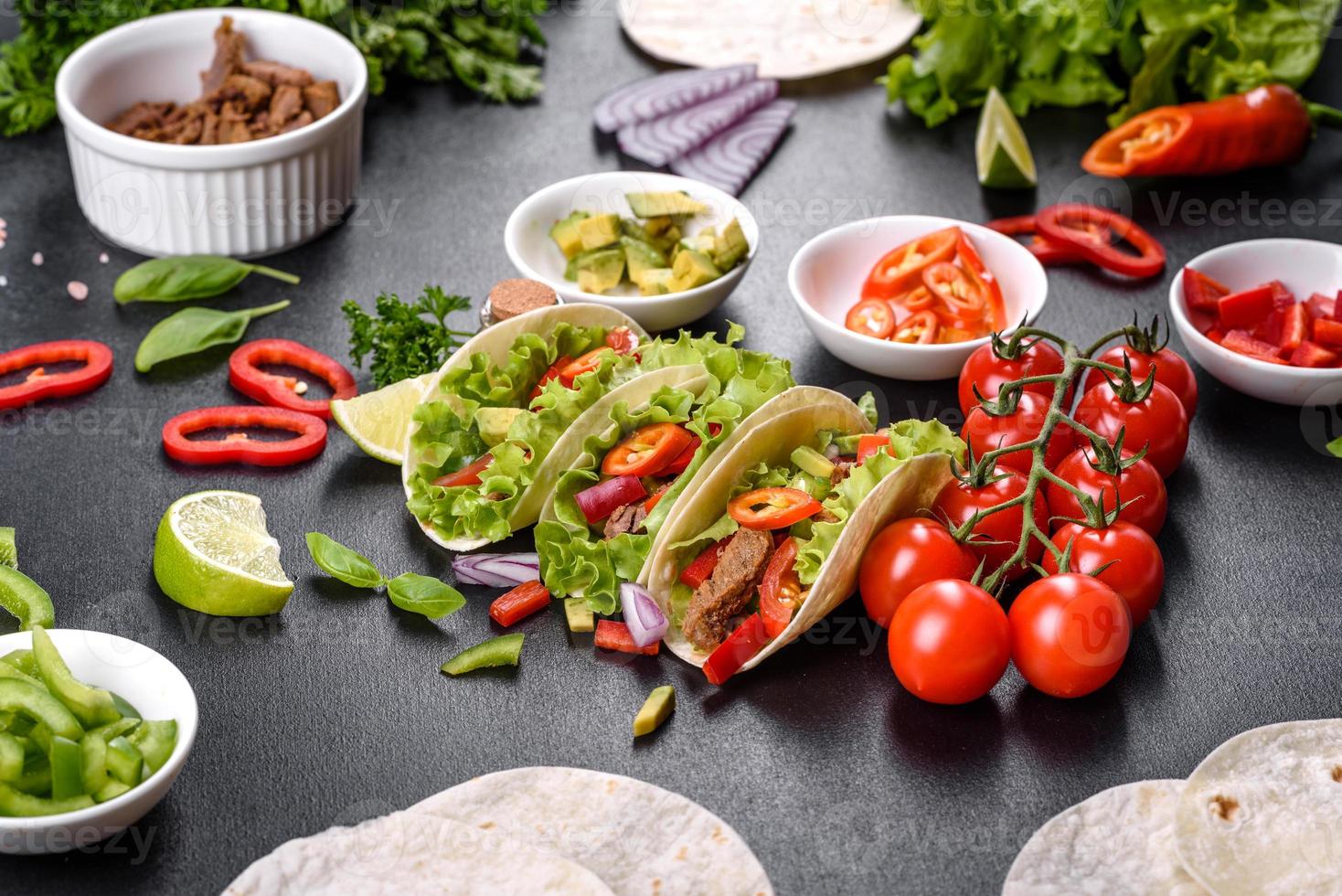 tacos messicani con manzo, pomodori, avocado, cipolla e salsa di salsa foto