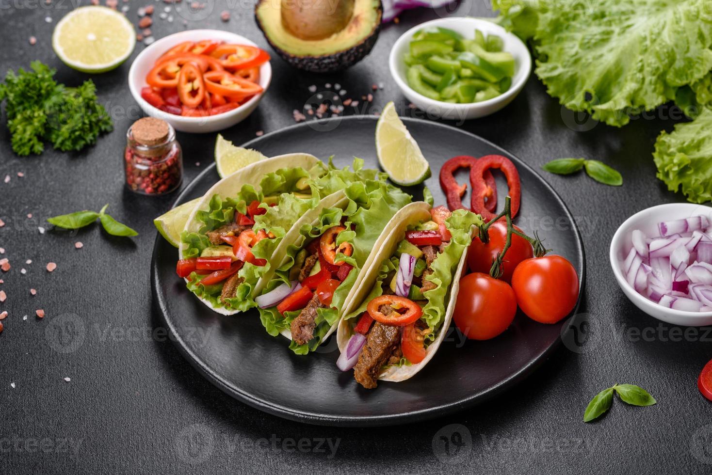 tacos messicani con manzo, pomodori, avocado, cipolla e salsa di salsa foto