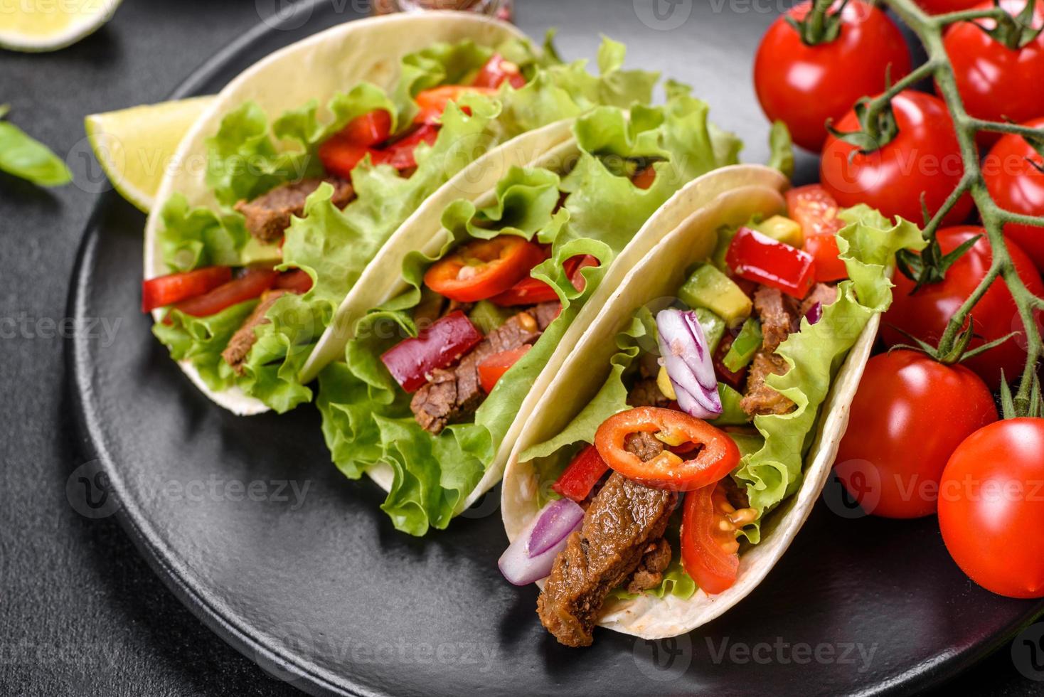 tacos messicani con manzo, pomodori, avocado, cipolla e salsa di salsa foto