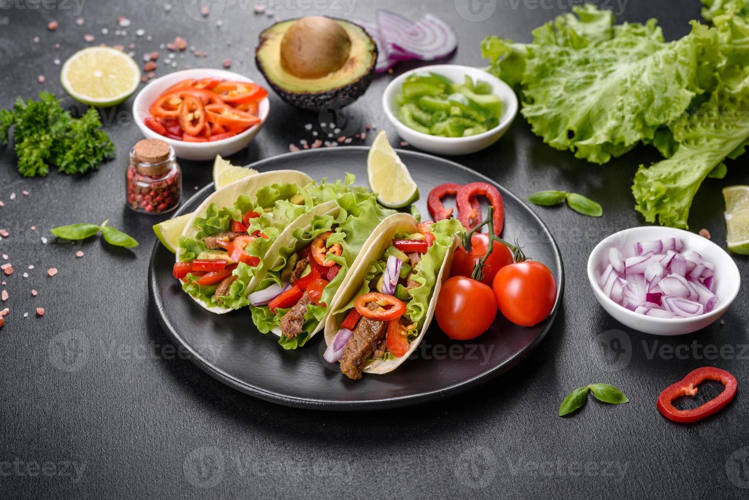 tacos messicani con manzo, pomodori, avocado, cipolla e salsa di salsa foto