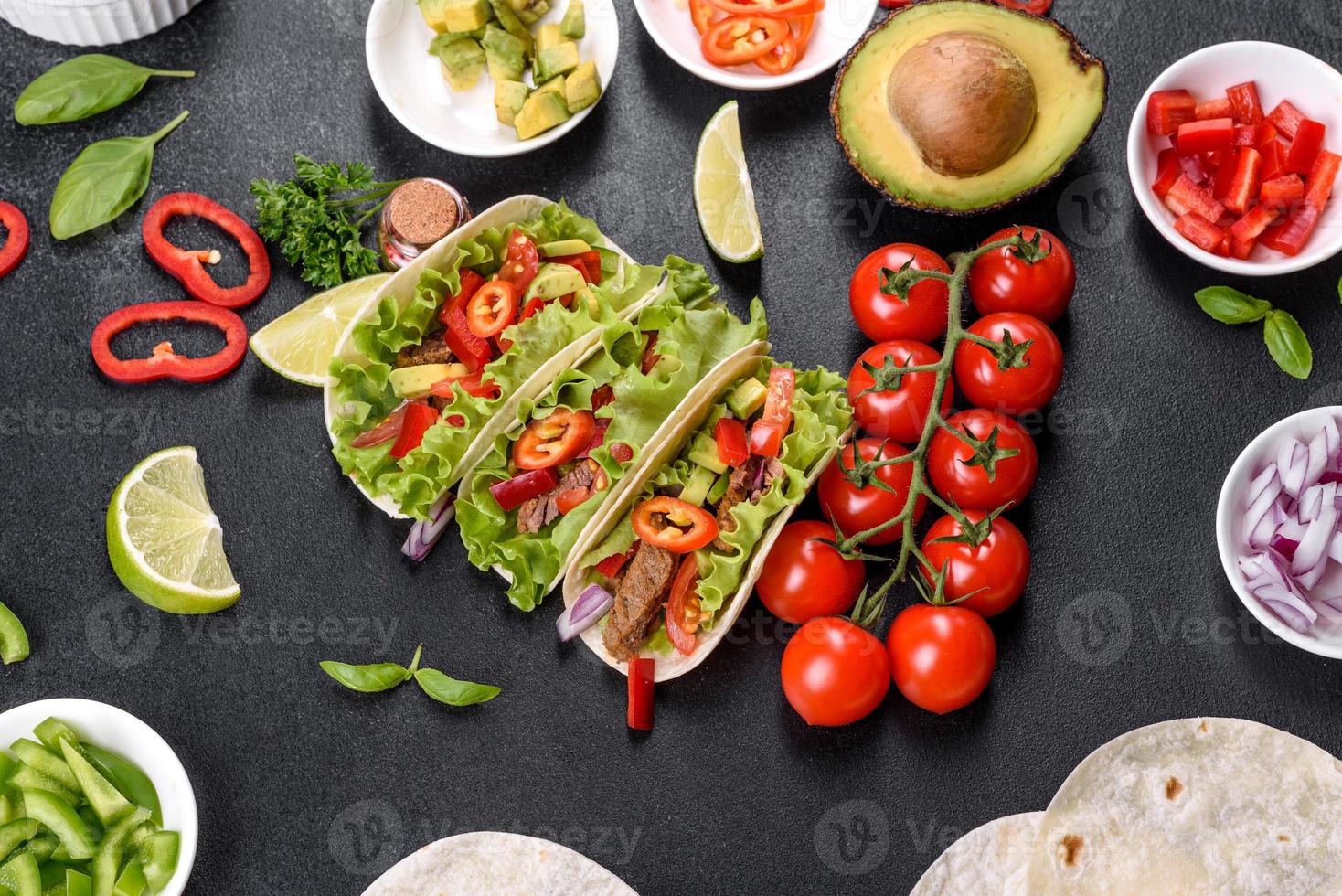 tacos messicani con manzo, pomodori, avocado, cipolla e salsa di salsa foto