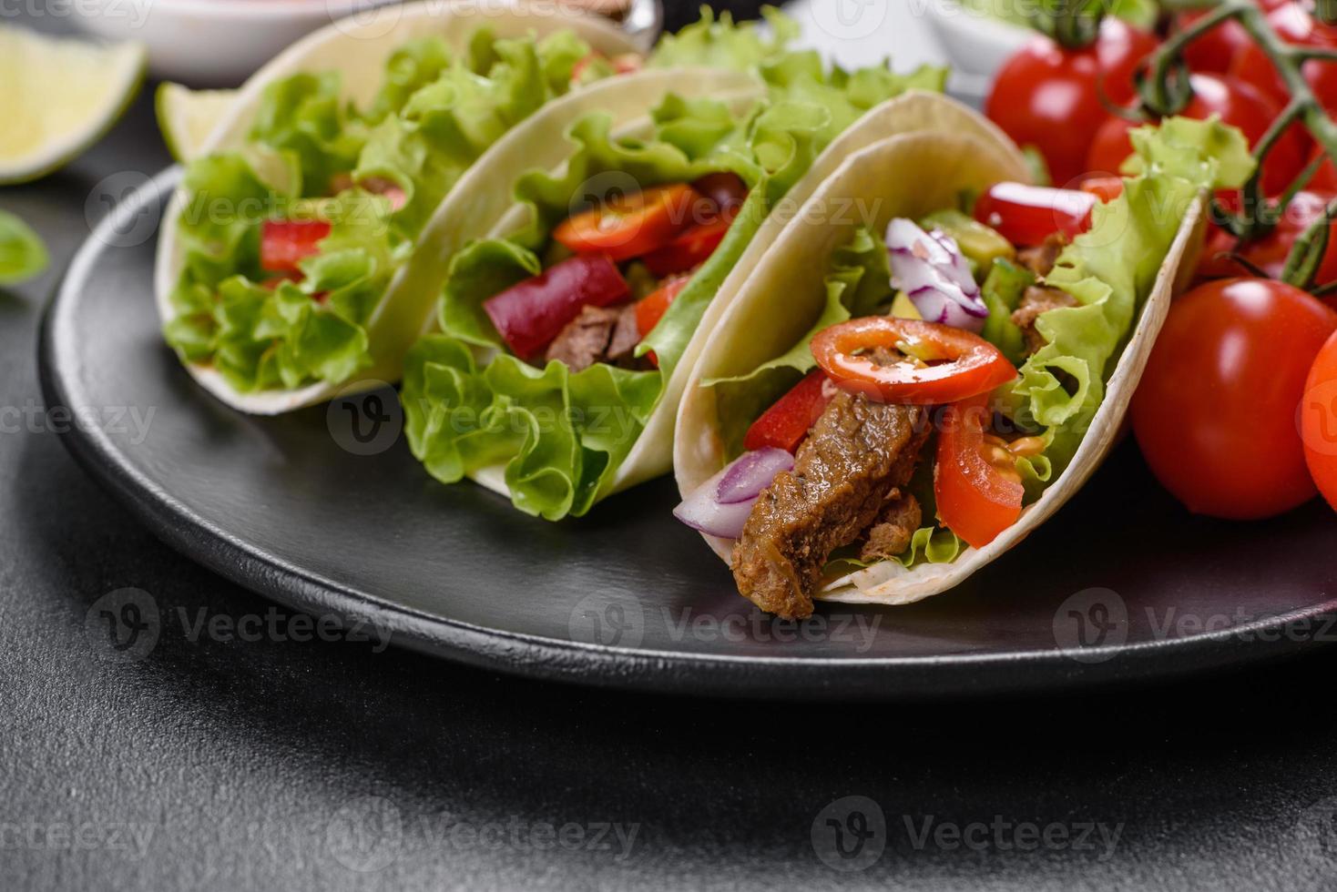 tacos messicani con manzo, pomodori, avocado, cipolla e salsa di salsa foto