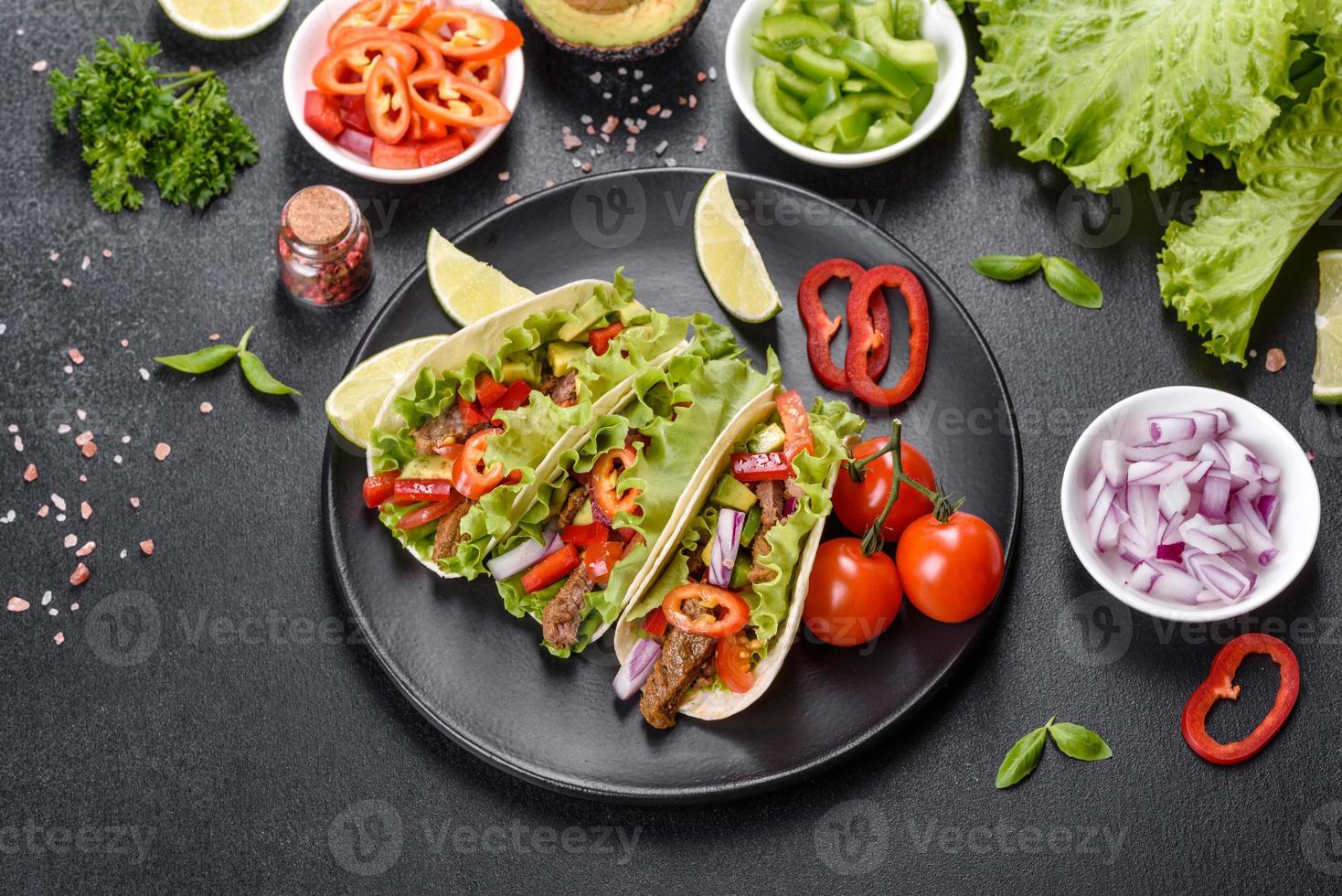 tacos messicani con manzo, pomodori, avocado, cipolla e salsa di salsa foto